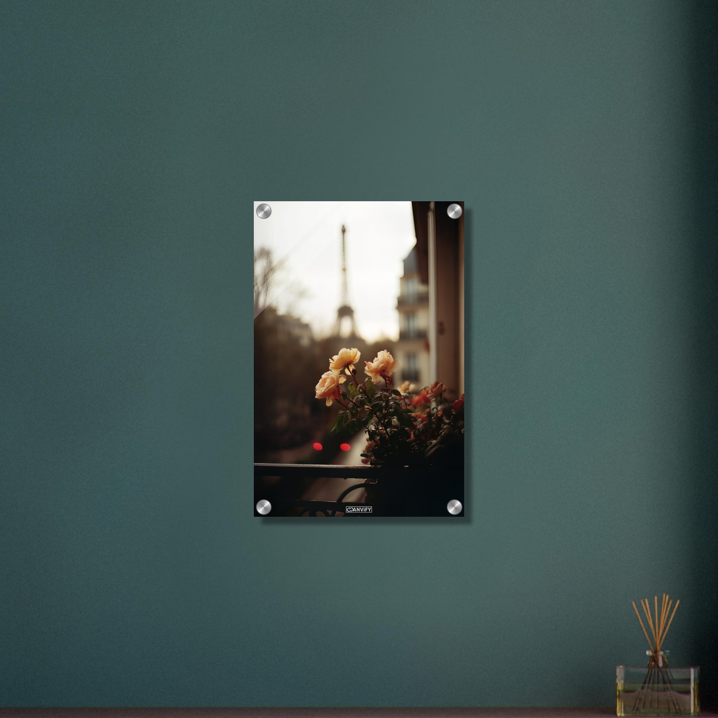 Weiße Pfingstrosen vor dem Eiffelturm in Paris auf einem Acrylbild