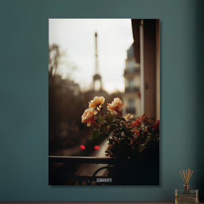 Weiße Pfingstrosen vor dem Eiffelturm in Paris auf einer Leinwand