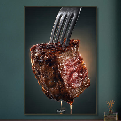 Perfekt gegartes Steak auf einem Poster im Metallrahmen