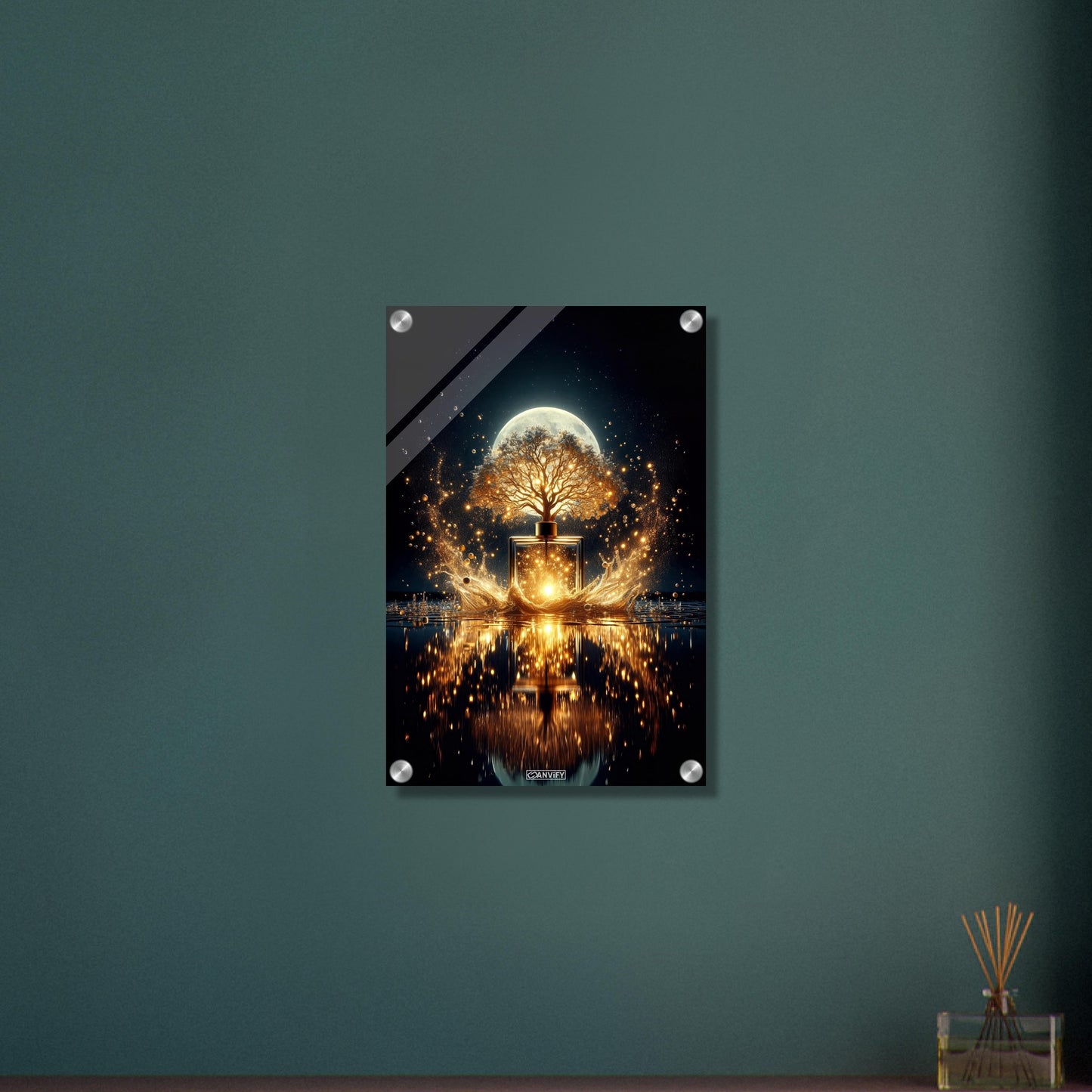Luxuriöses Parfum mit einem Duftbaum im Vollmondlicht auf einem Acrylbild