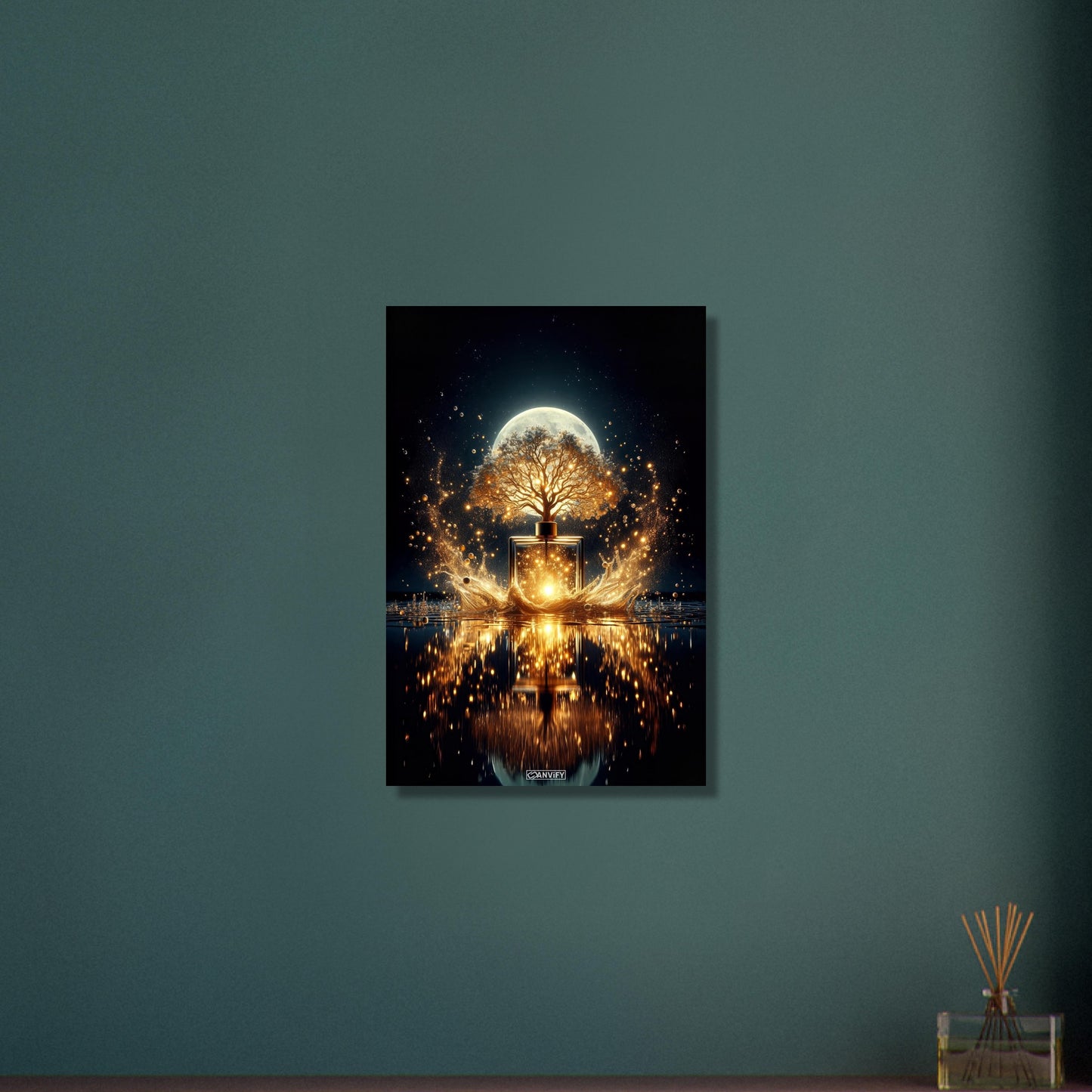 Luxuriöses Parfum mit einem Duftbaum im Vollmondlicht auf Aluminium