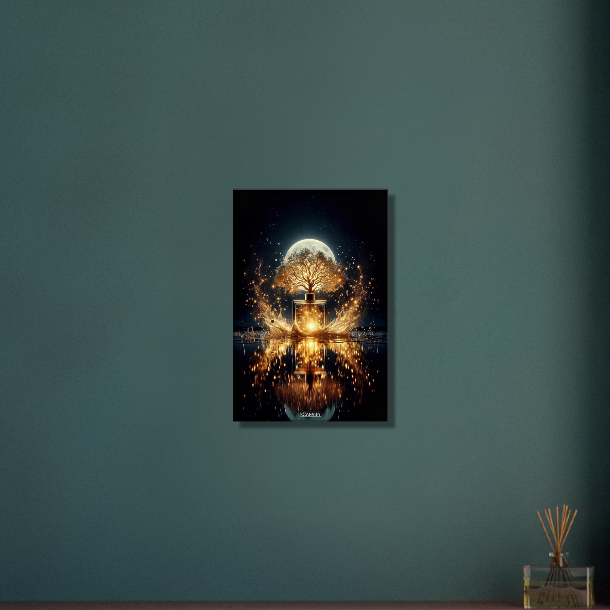 Luxuriöses Parfum mit einem Duftbaum im Vollmondlicht auf einer Leinwand