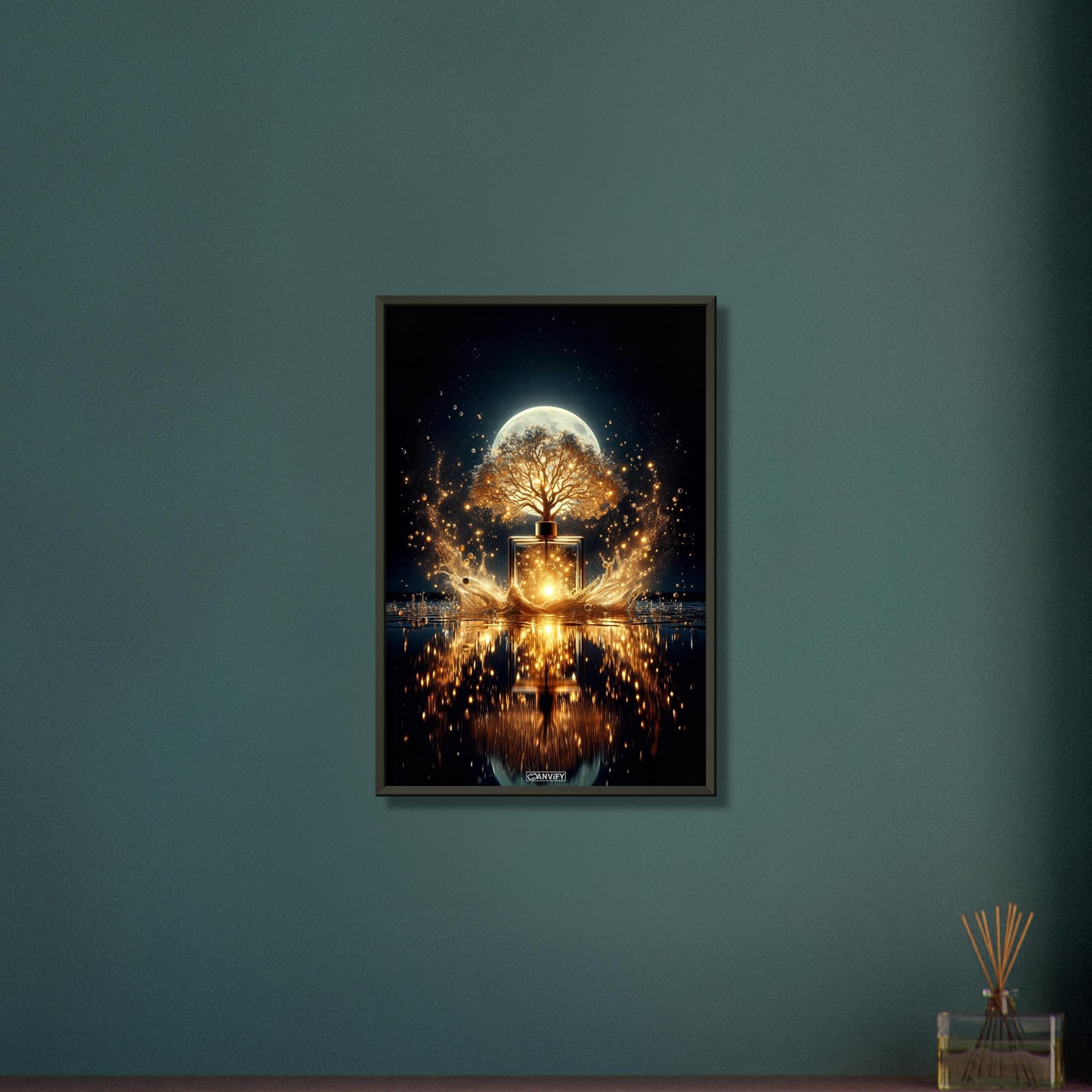 Luxuriöses Parfum mit einem Duftbaum im Vollmondlicht auf einem Poster im Metallrahmen