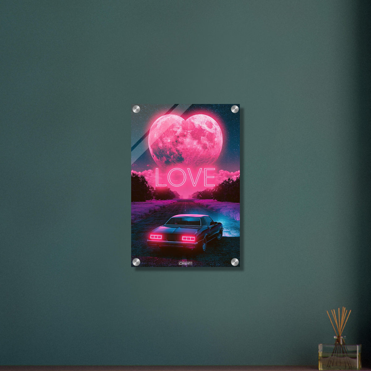 Oldtimer unter einem pinken Herzmond bei Nacht mit dem Spruch 'LOVE' auf einem Acrylbild