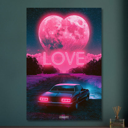 Oldtimer unter einem pinken Herzmond bei Nacht mit dem Spruch 'LOVE' auf Aluminium