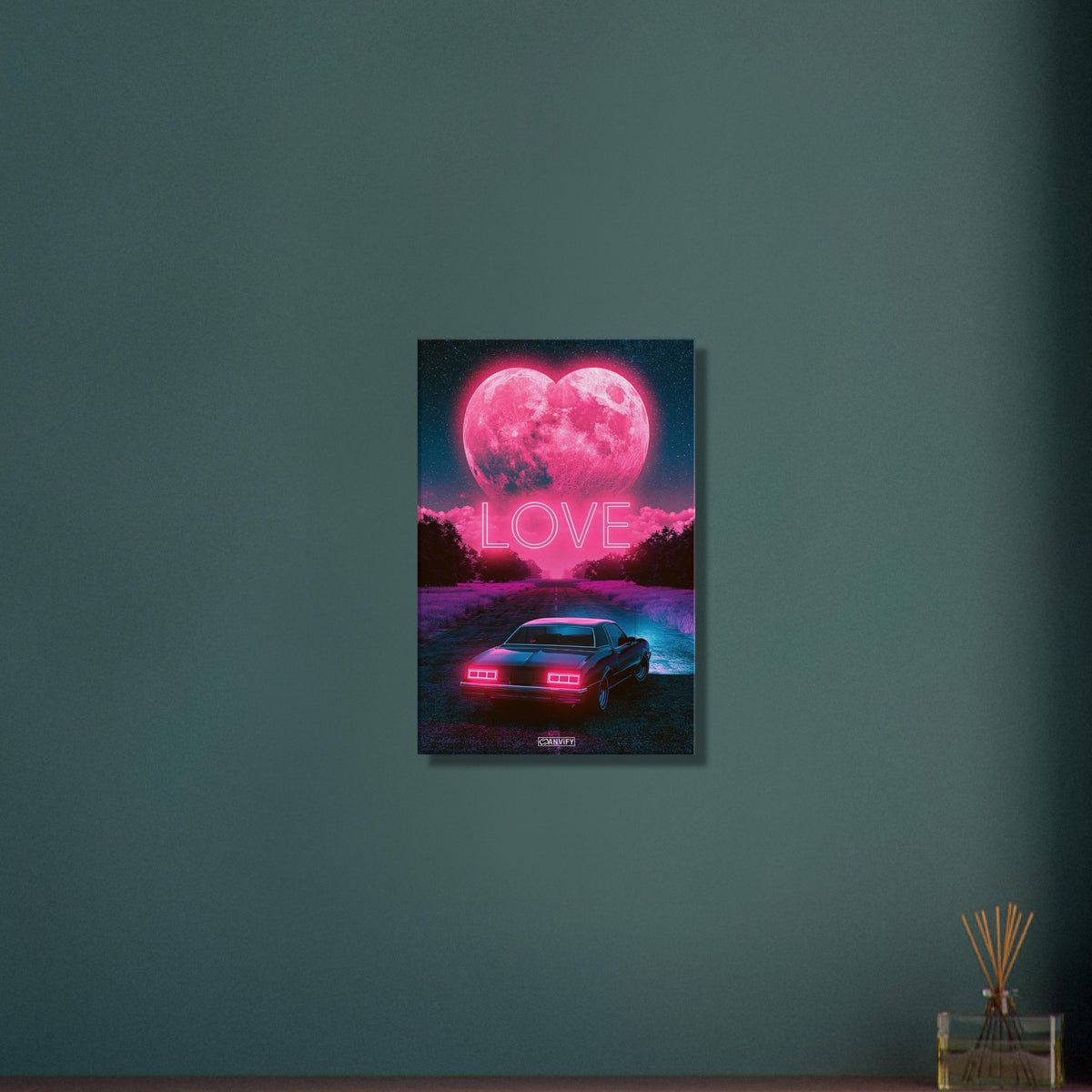 Oldtimer unter einem pinken Herzmond bei Nacht mit dem Spruch 'LOVE' auf einer Leinwand