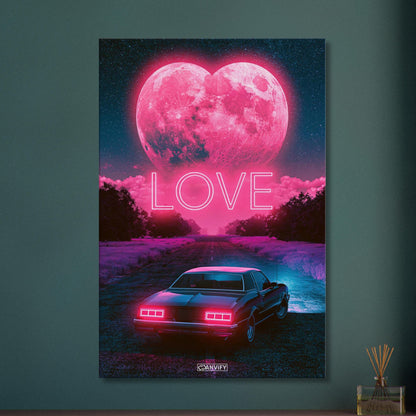 Oldtimer unter einem pinken Herzmond bei Nacht mit dem Spruch 'LOVE' auf einer Leinwand