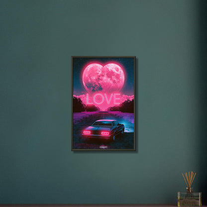 Oldtimer unter einem pinken Herzmond bei Nacht mit dem Spruch 'LOVE' auf einem Poster im Metallrahmen