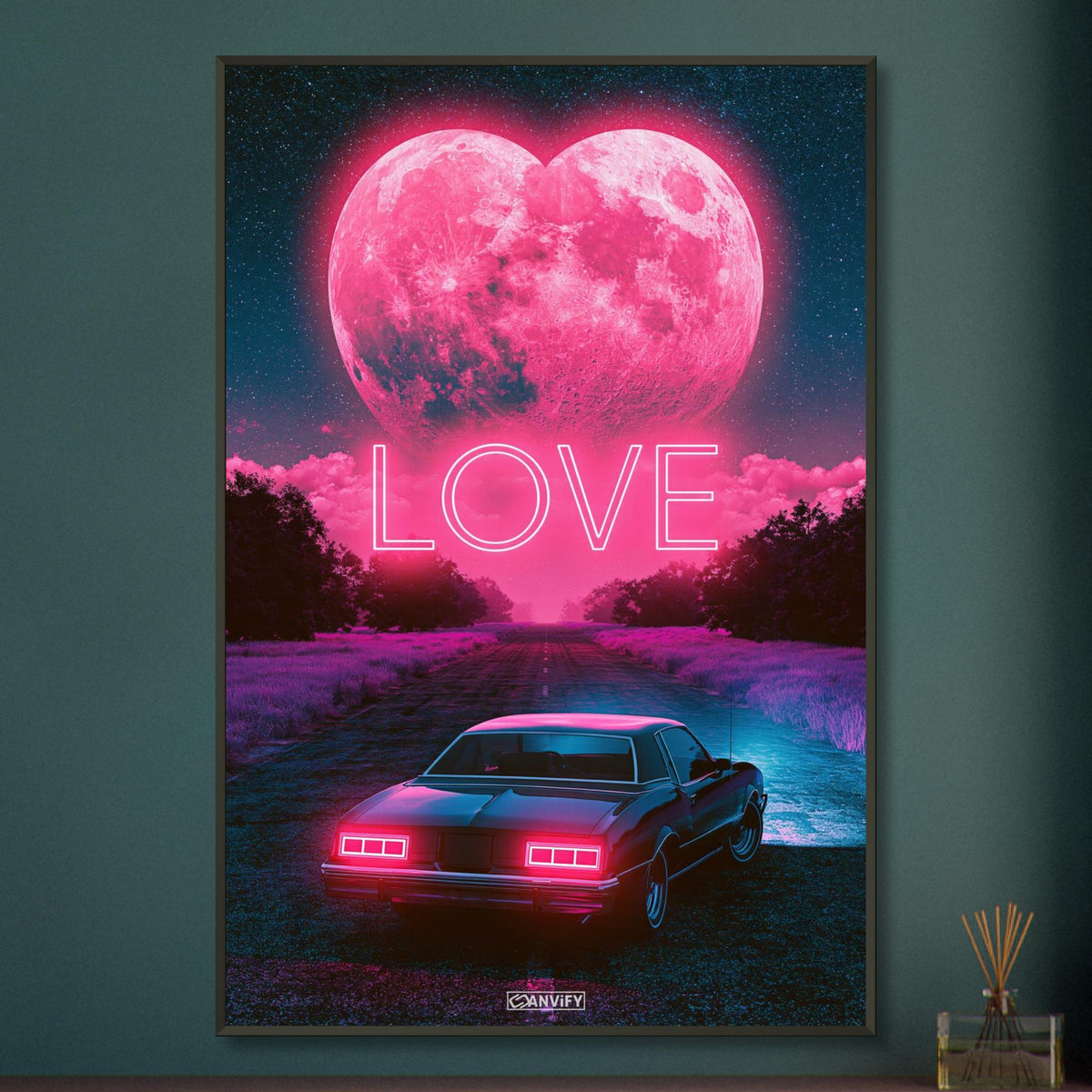 Oldtimer unter einem pinken Herzmond bei Nacht mit dem Spruch 'LOVE' auf einem Poster im Metallrahmen