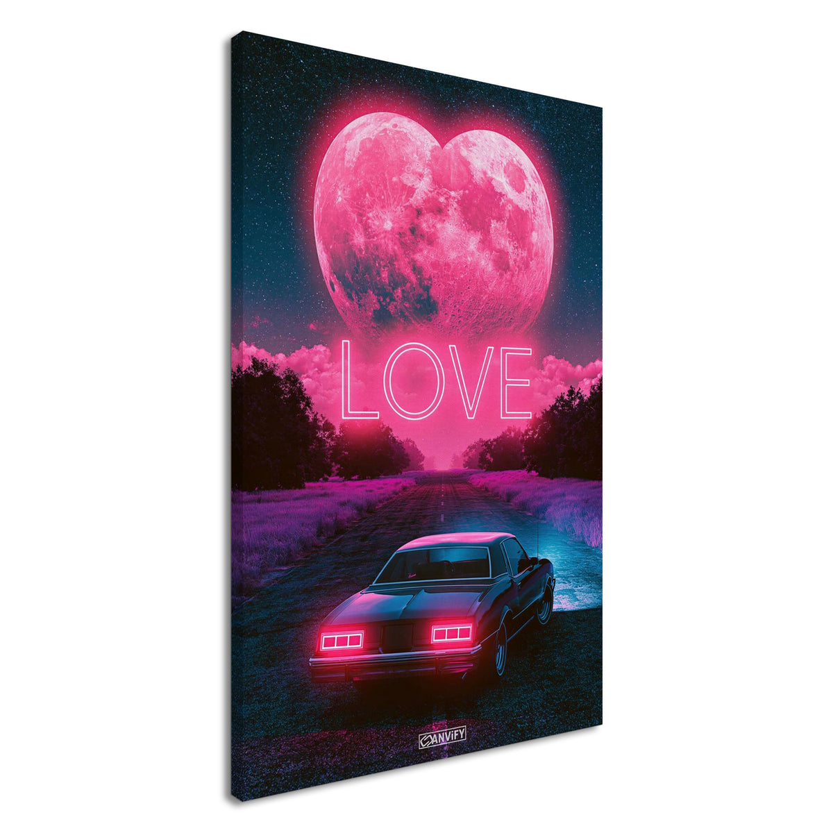 Oldtimer unter einem pinken Herzmond bei Nacht mit dem Spruch 'LOVE' auf einer Leinwand