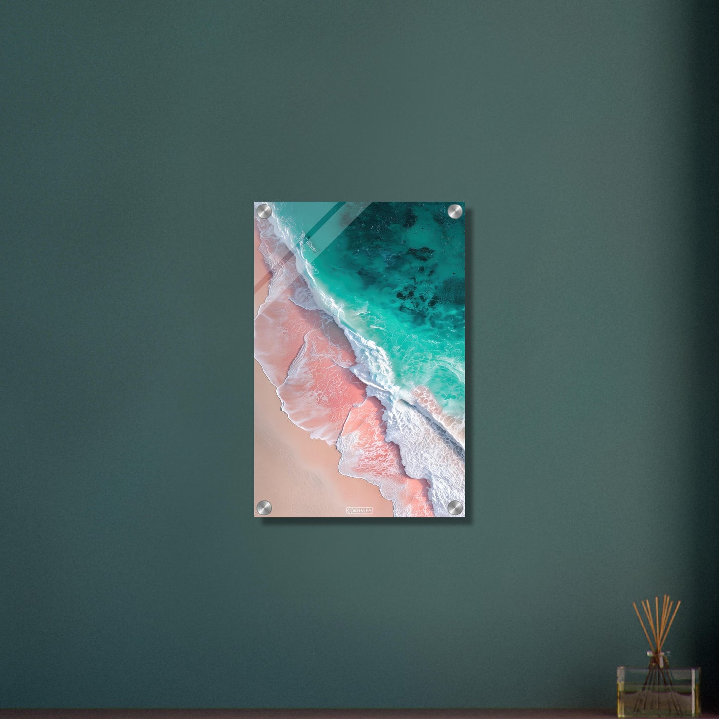 Pinker Sandstrand und türkises Wasser auf einem Acrylbild