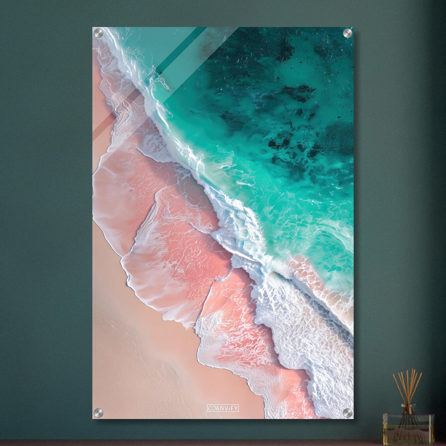 Pinker Sandstrand und türkises Wasser auf einem Acrylbild