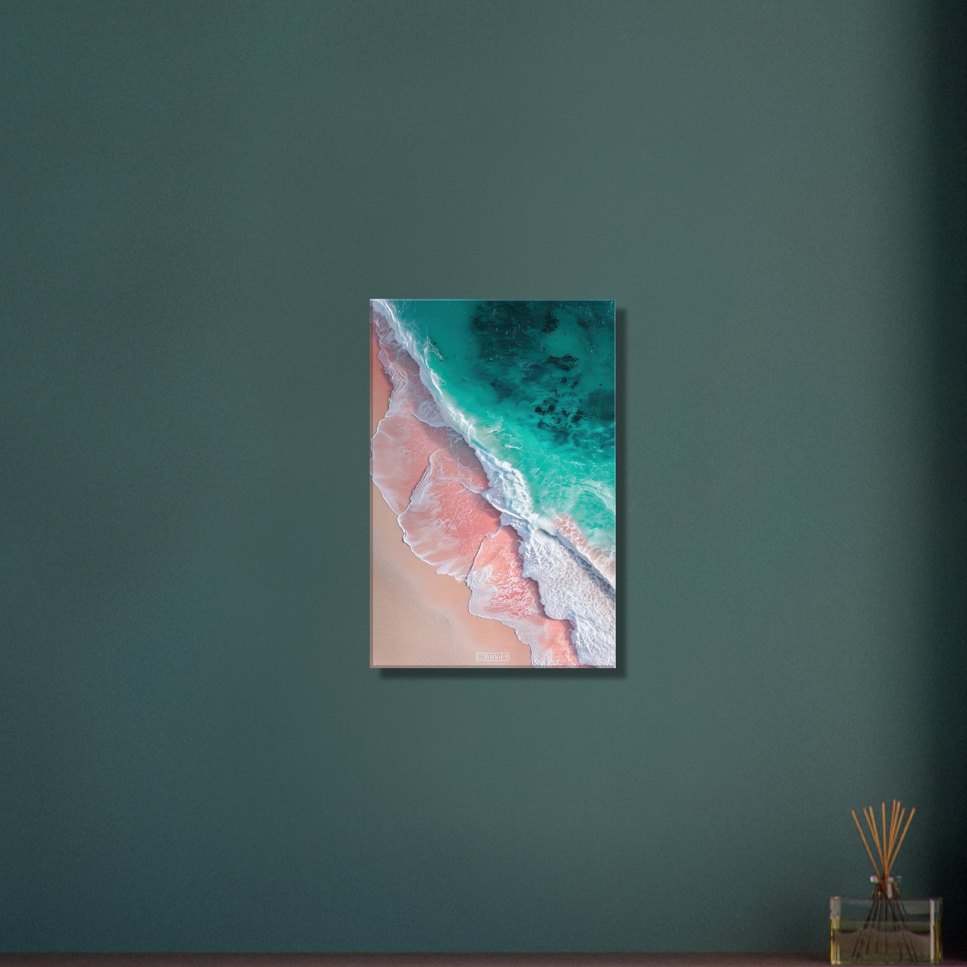 Pinker Sandstrand und türkises Wasser auf einer Leinwand