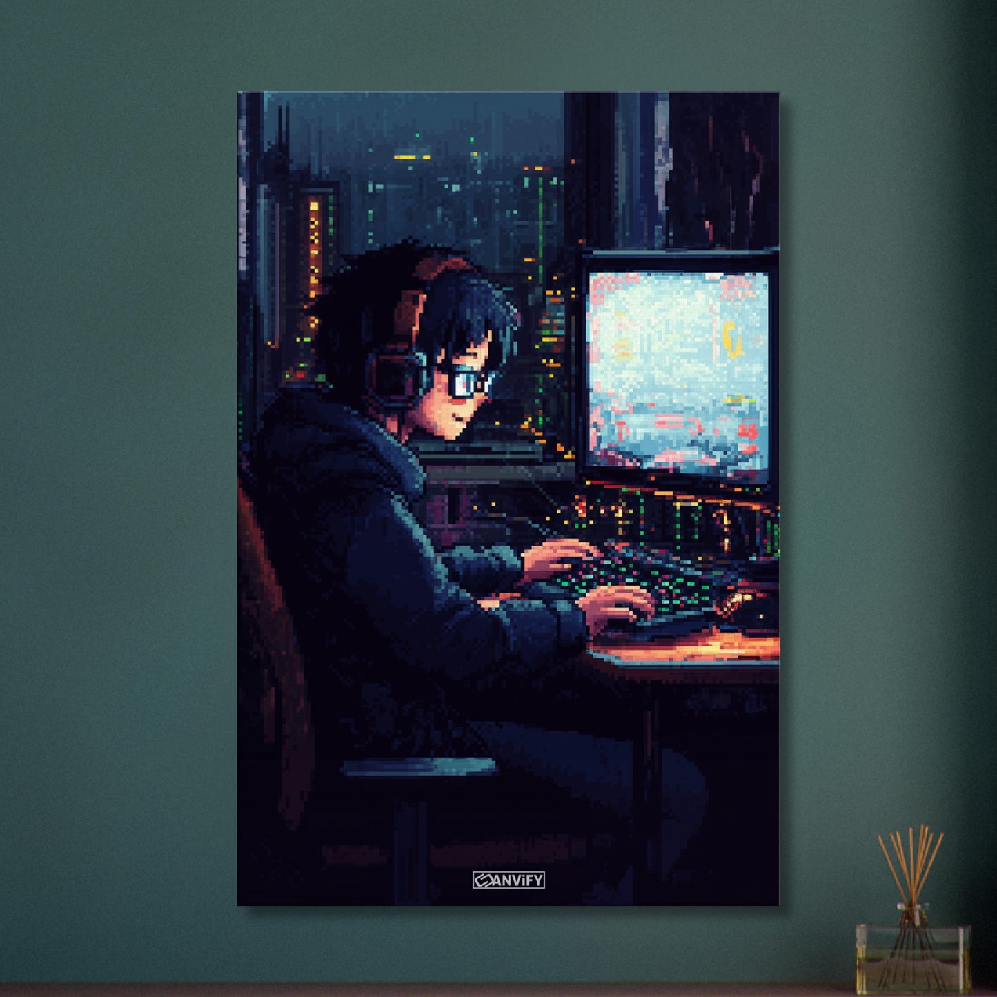 Junge zockt auf Computer in Voxel-basierter Grafik auf einer Leinwand