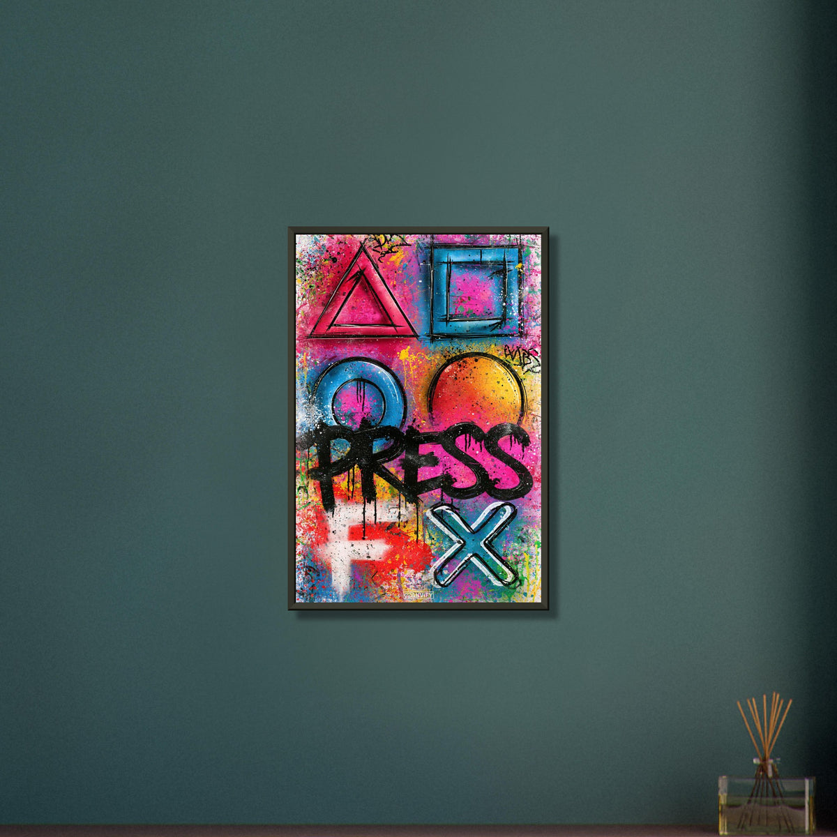 Playstation Symbole mit dem Spruch 'Press F' im Graffiti Street Art Stil auf einem Poster im Metallrahmen