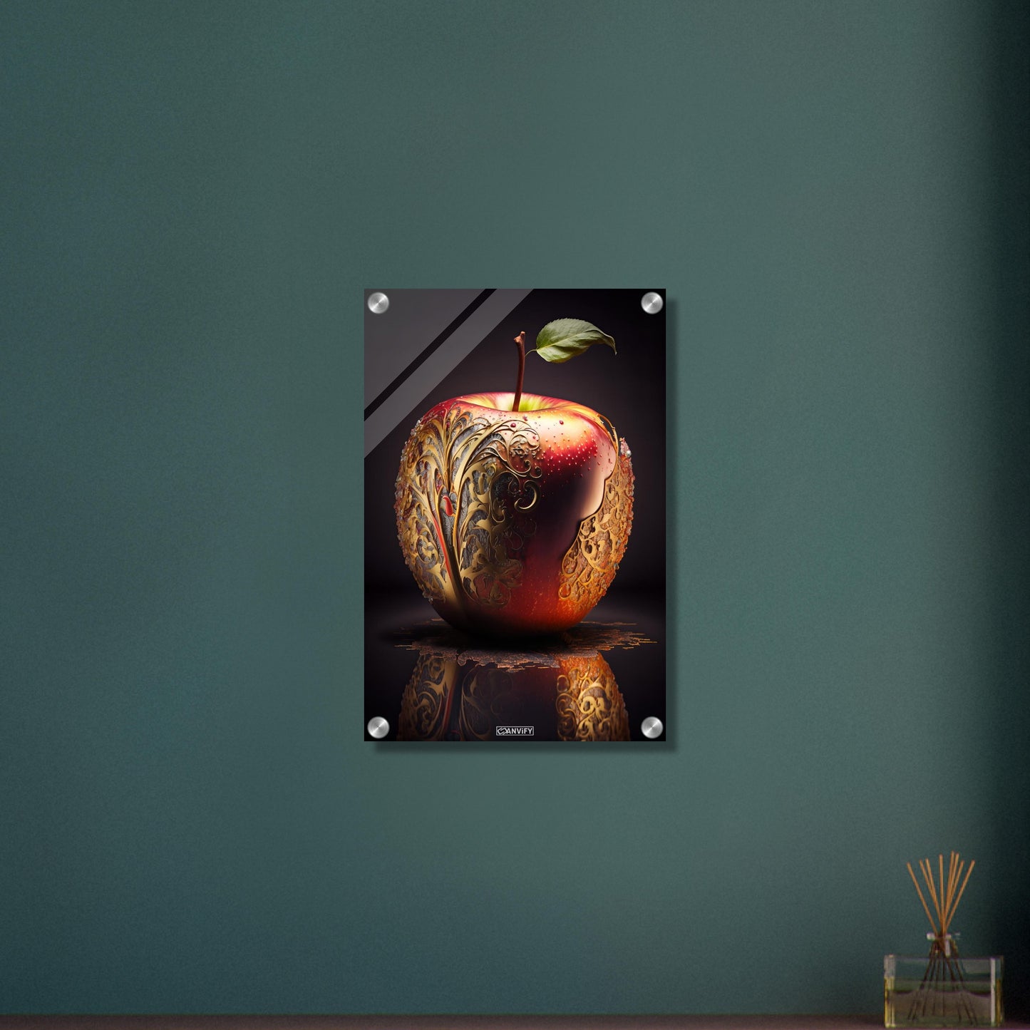 Roter Apfel mit goldenen Akzenten auf einem Acrylbild