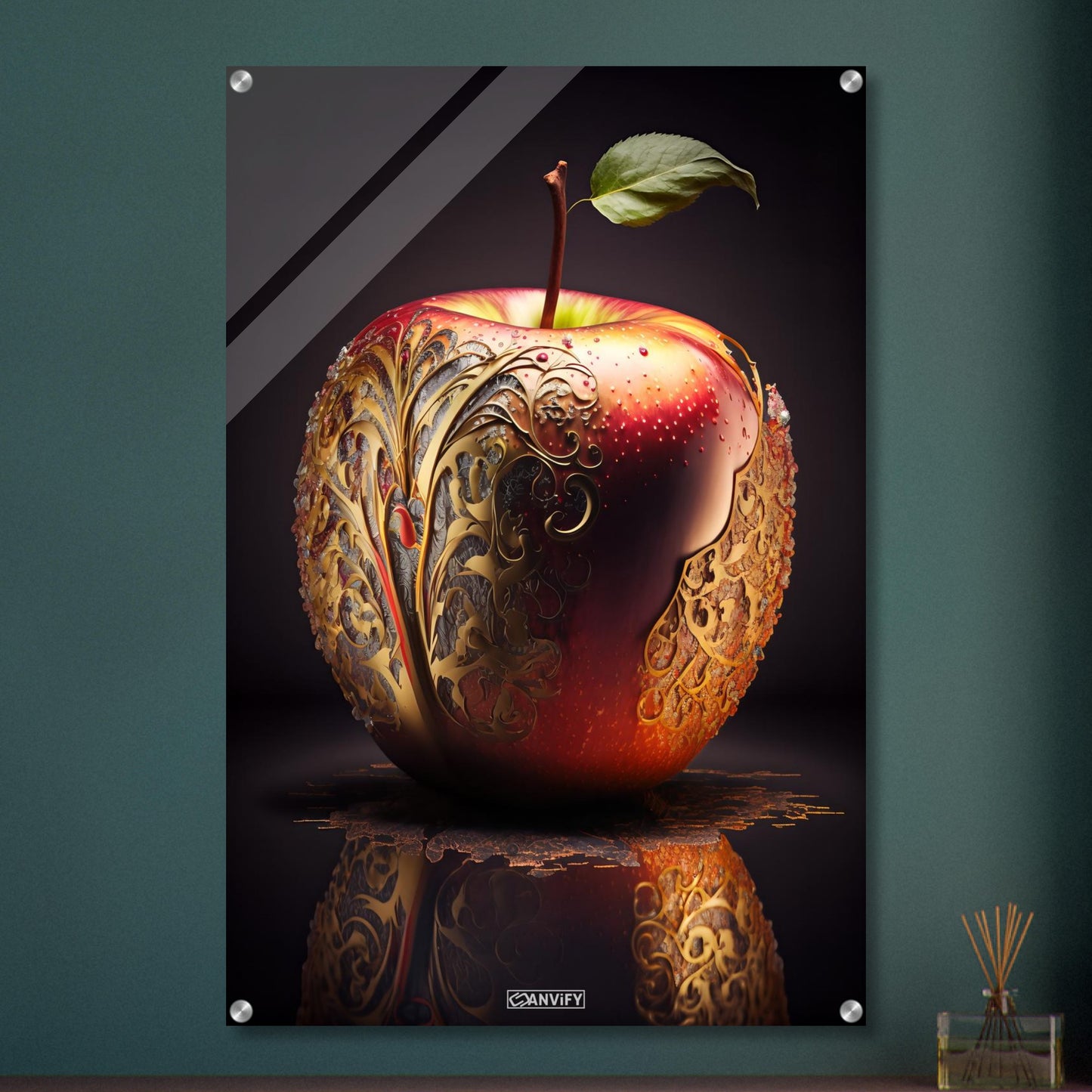 Roter Apfel mit goldenen Akzenten auf einem Acrylbild