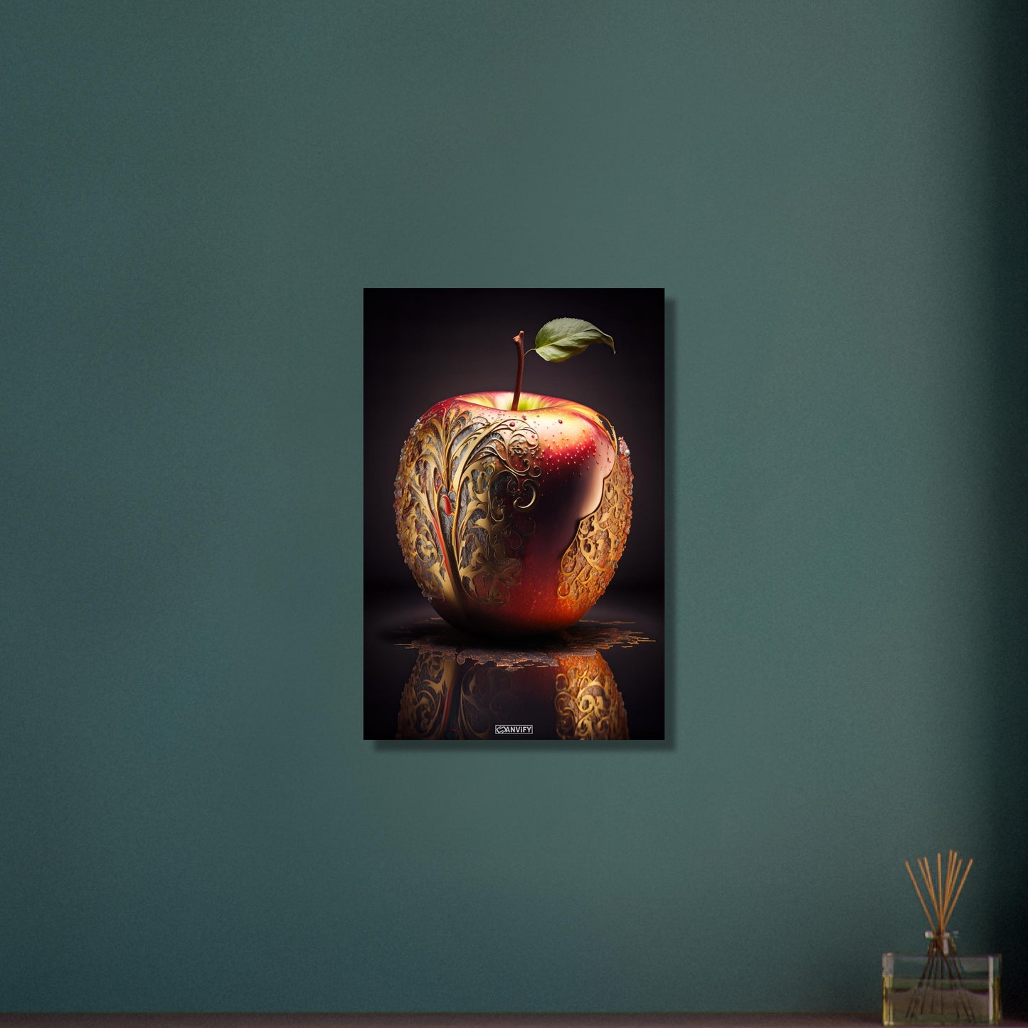 Roter Apfel mit goldenen Akzenten auf Aluminium