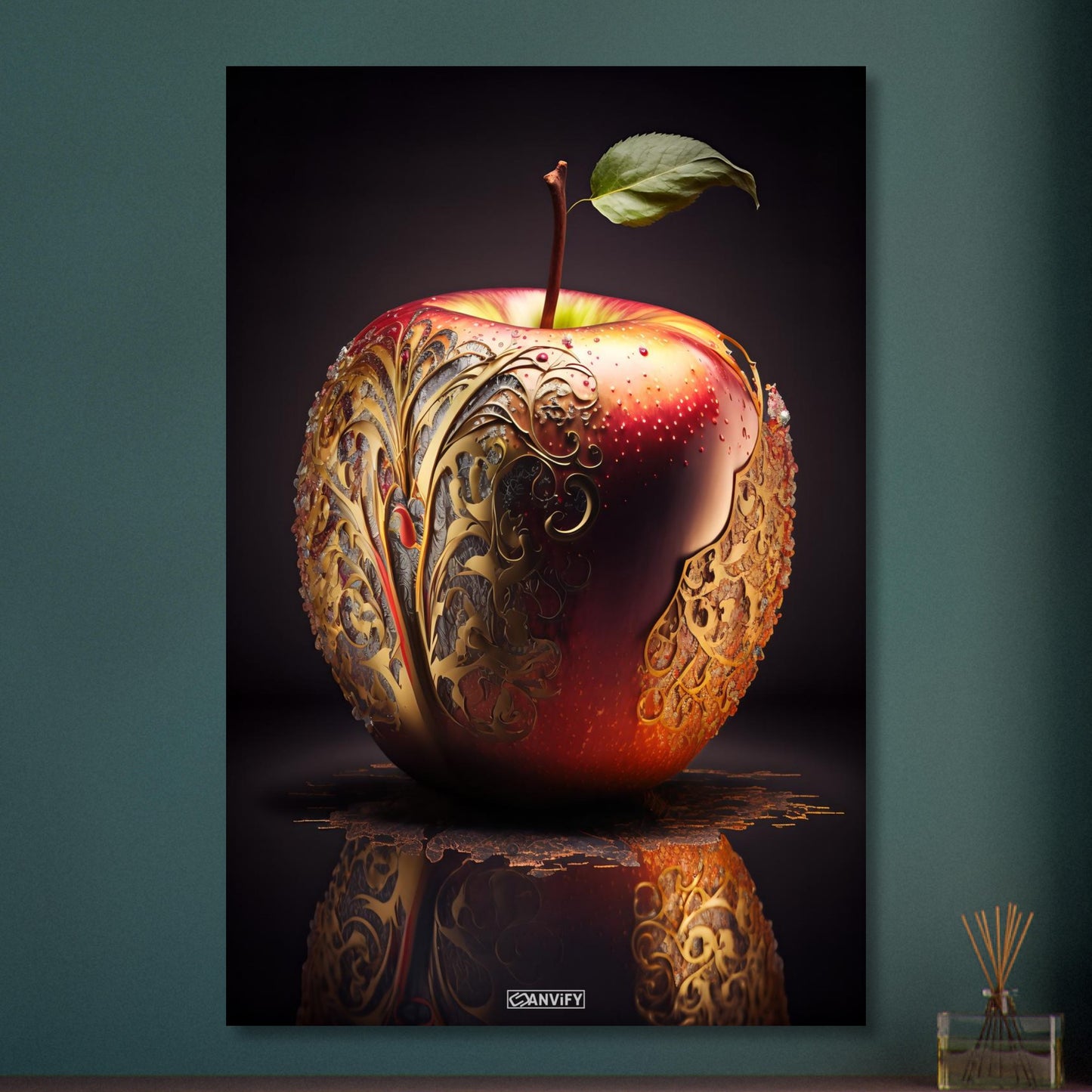 Roter Apfel mit goldenen Akzenten auf Aluminium