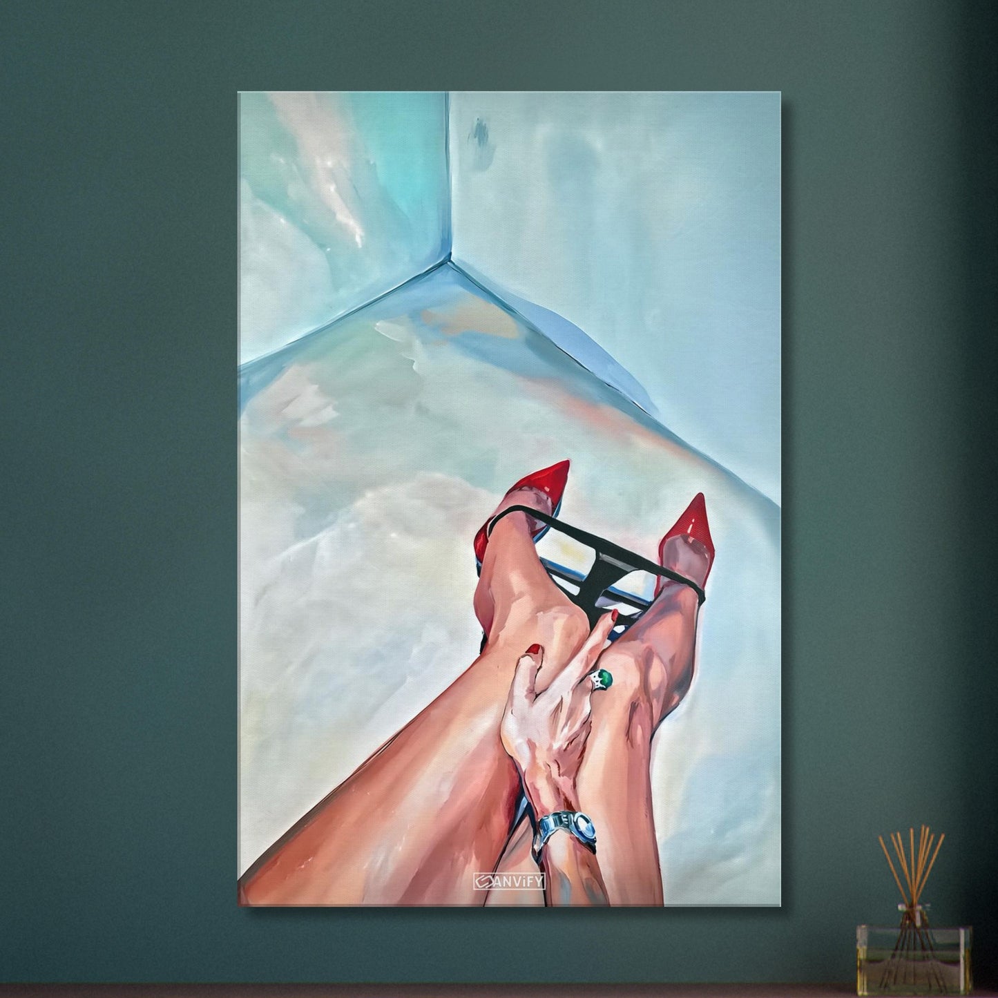 Sexy Frauenbeine mit Unterwäsche und roten High Heels auf einer Leinwand