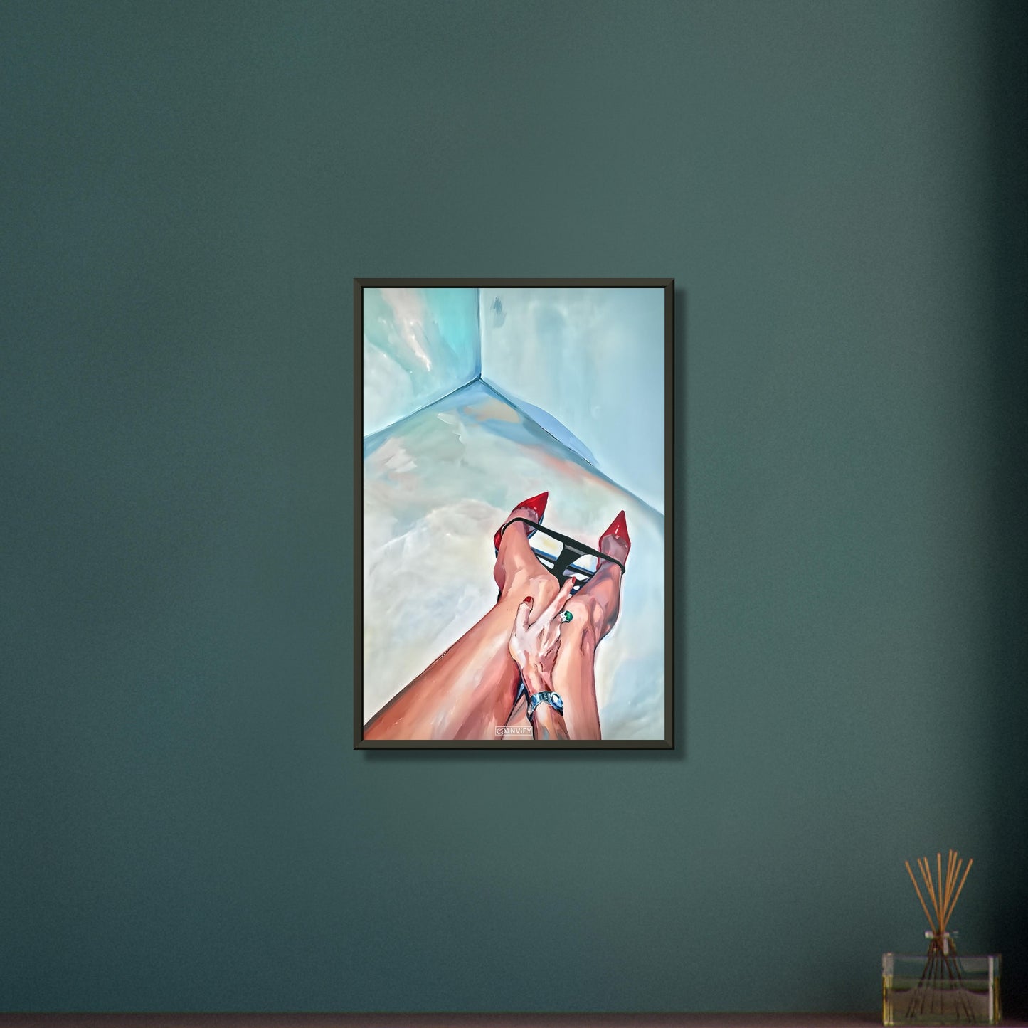 Sexy Frauenbeine mit Unterwäsche und roten High Heels auf einem Poster im Metallrahmen