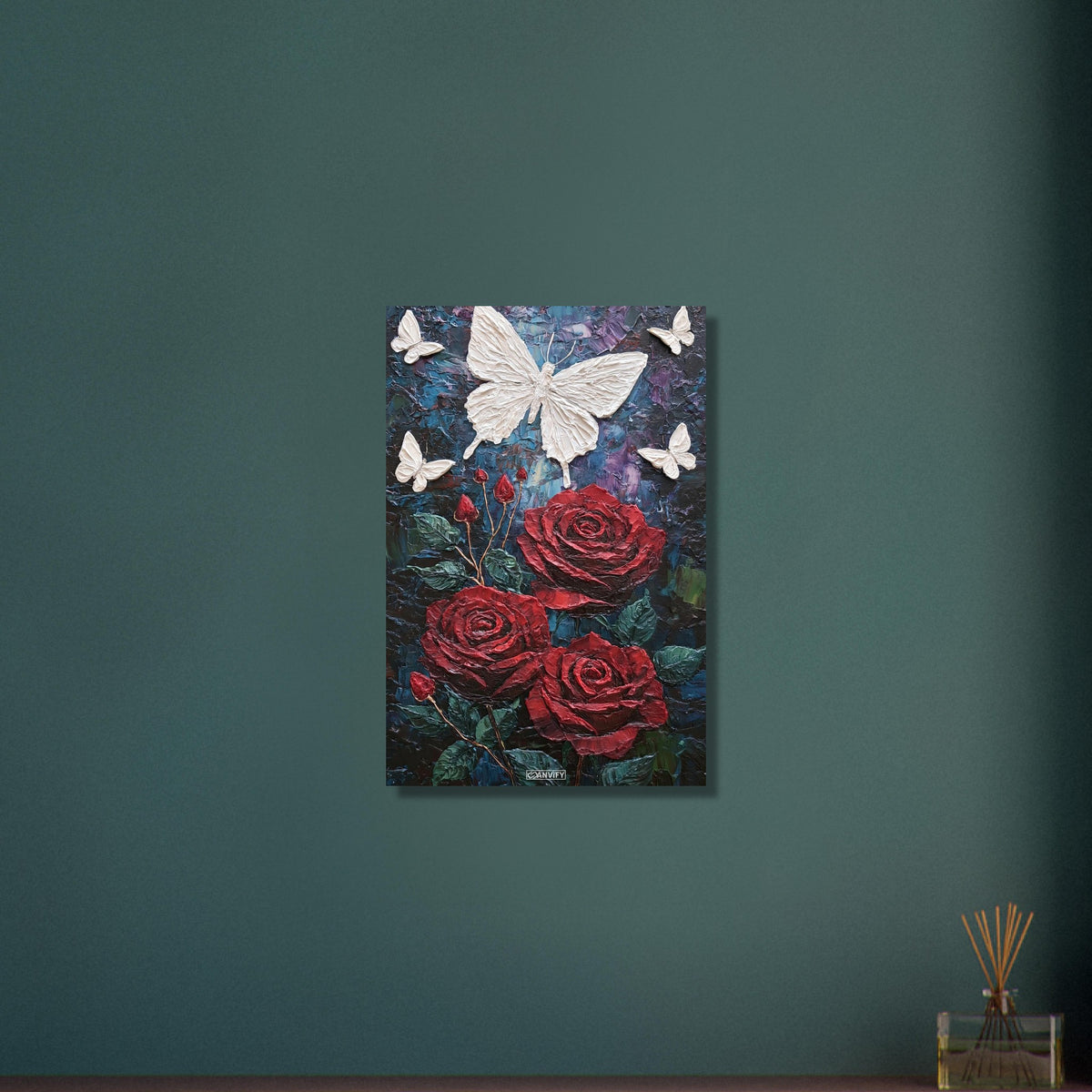 Rote Rosen und weiße Schmetterlinge im Impasto-Stil auf Aluminium