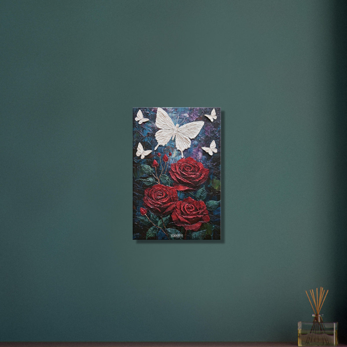 Rote Rosen und weiße Schmetterlinge im Impasto-Stil auf einer Leinwand