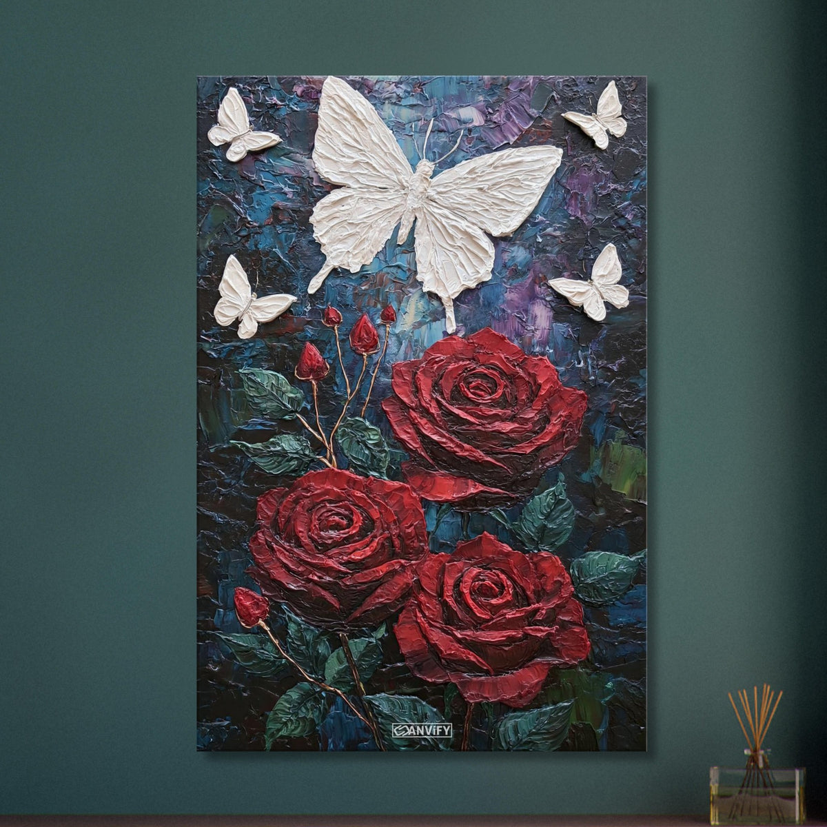 Rote Rosen und weiße Schmetterlinge im Impasto-Stil auf einer Leinwand