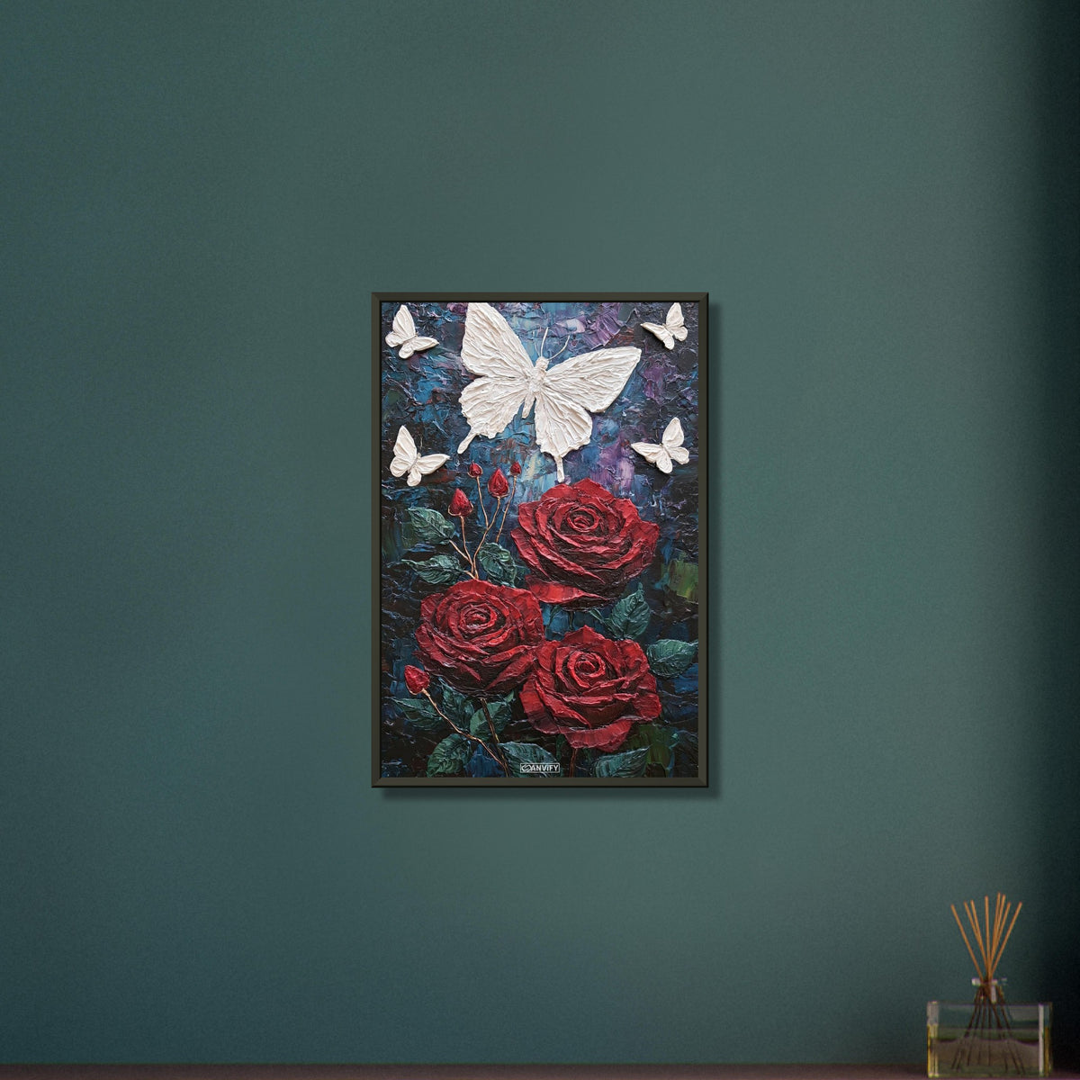 Rote Rosen und weiße Schmetterlinge im Impasto-Stil auf einem Poster im Metallrahmen