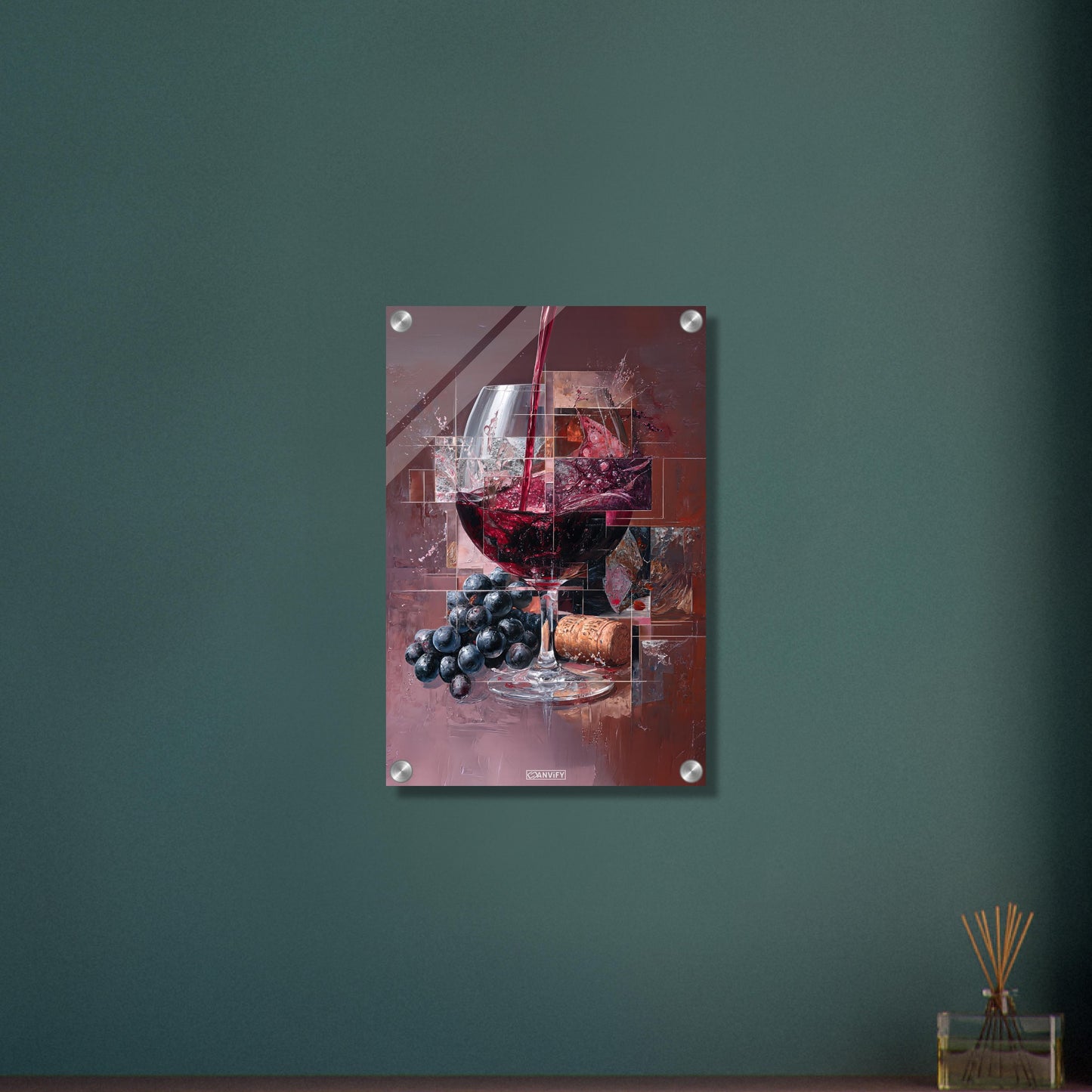 Abstrakt gemaltes Rotweinglas mit Weintrauben auf einem Acrylbild
