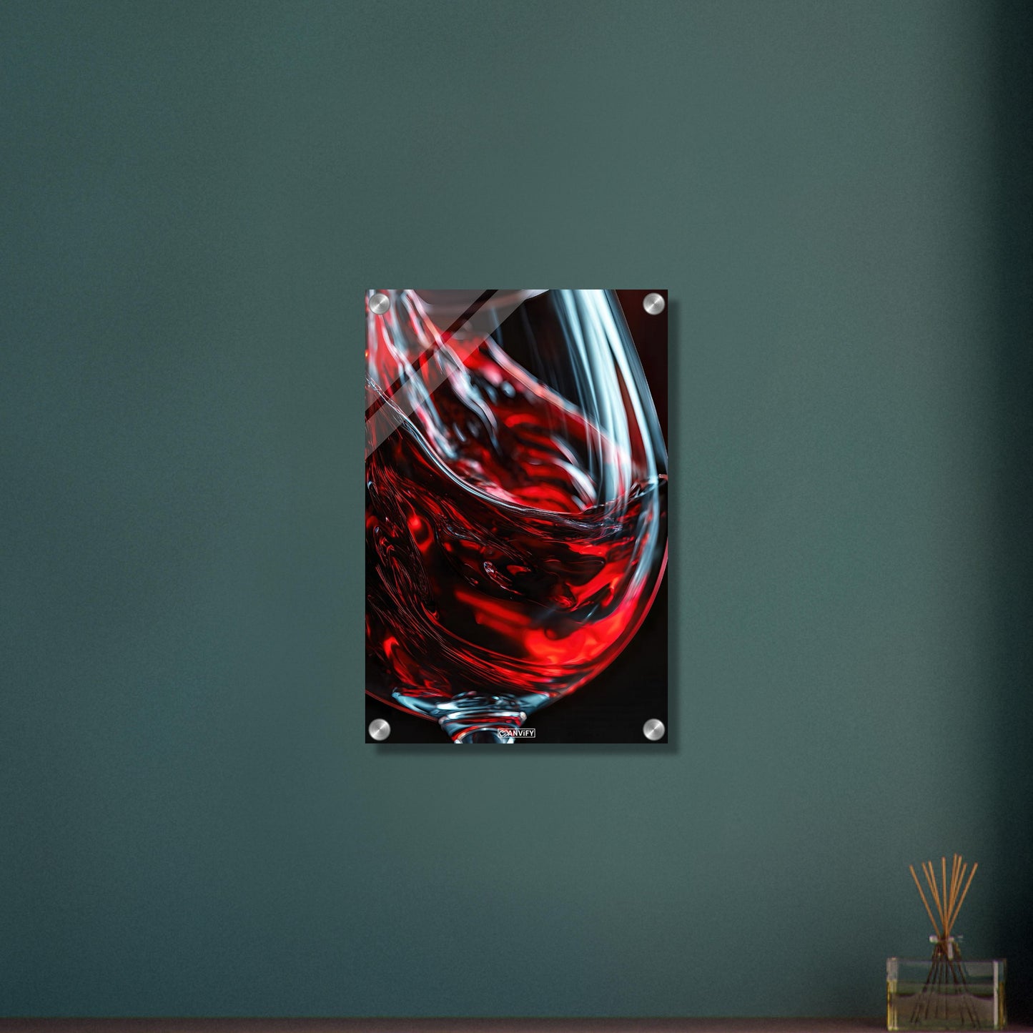 Nahaufnahme eines Rotweinglases auf einem Acrylbild