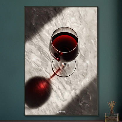 Rotweinglas im Sonnenlicht auf Marmor auf einem Poster im Metallrahmen