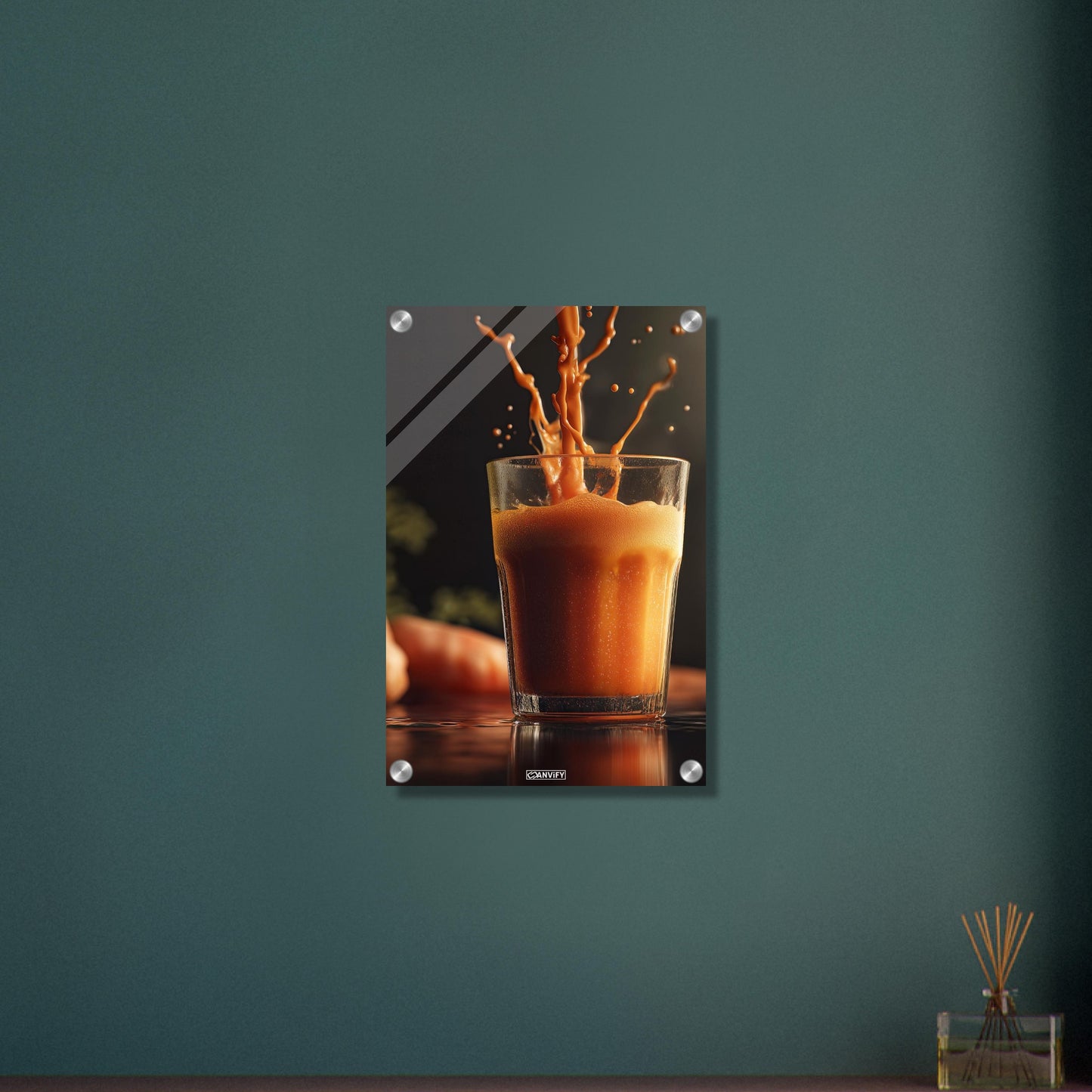 Frisch gepresster Karottensaft auf einem Acrylbild
