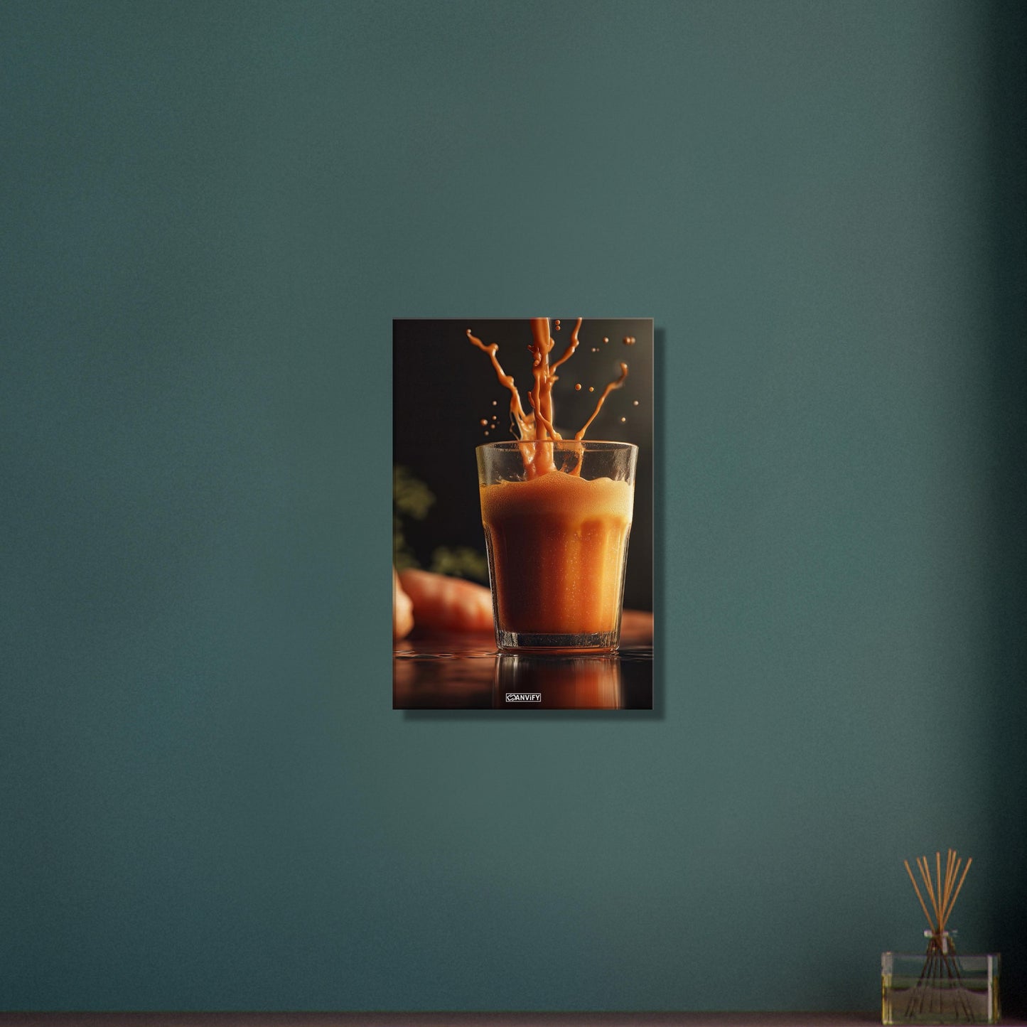 Frisch gepresster Karottensaft auf einer Leinwand