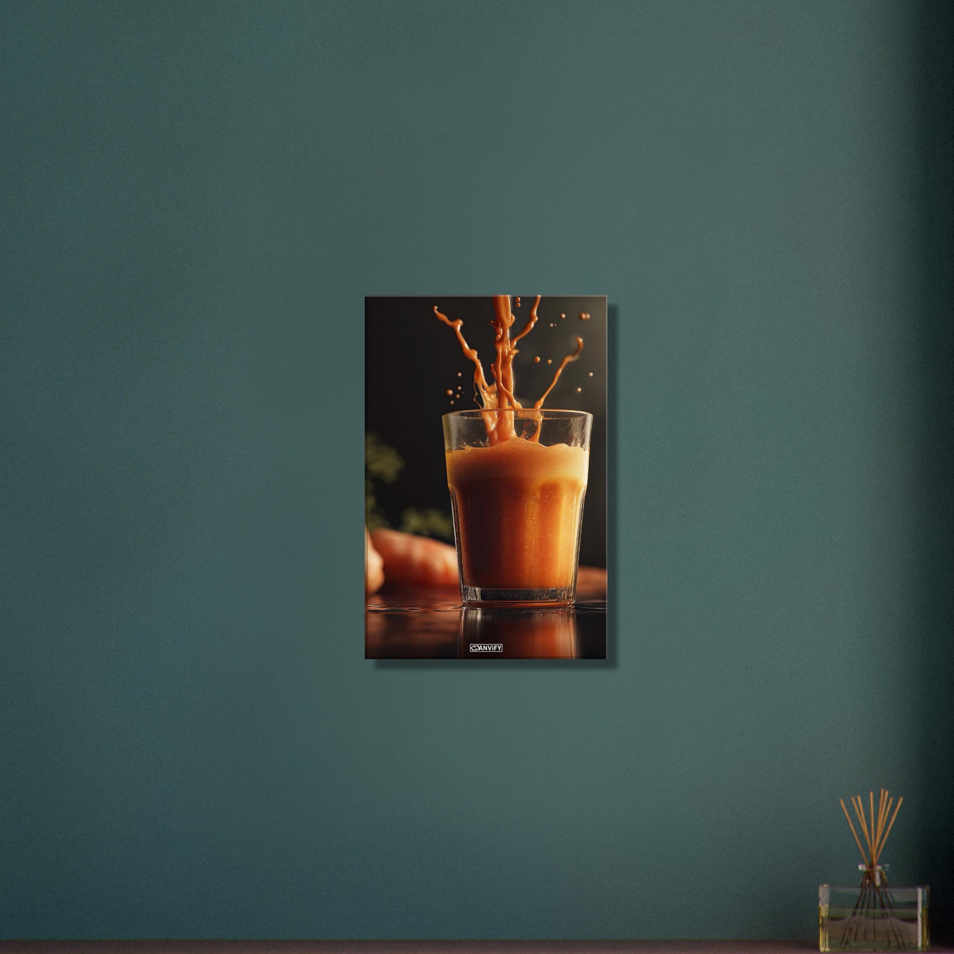 Frisch gepresster Karottensaft auf einer Leinwand