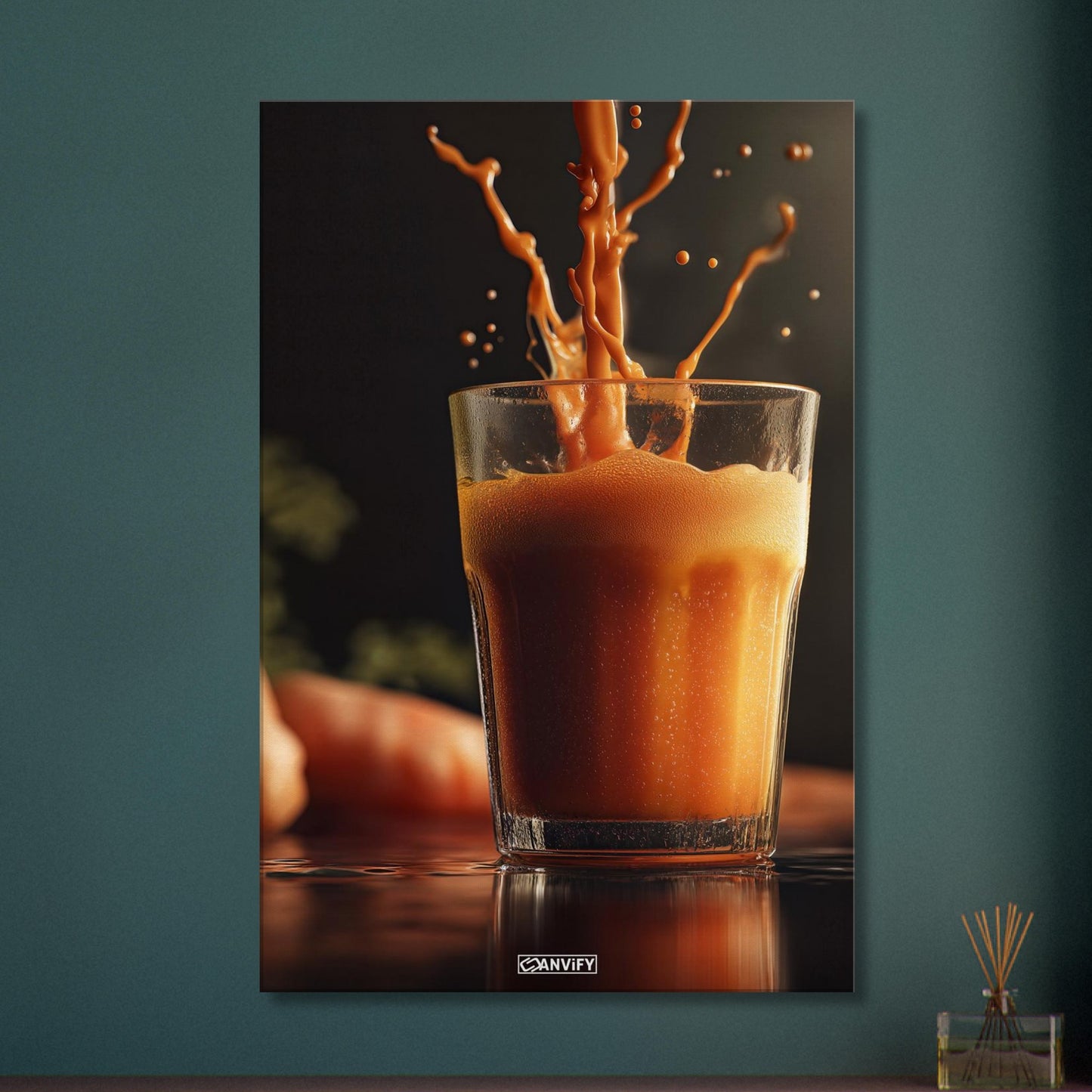 Frisch gepresster Karottensaft auf einer Leinwand