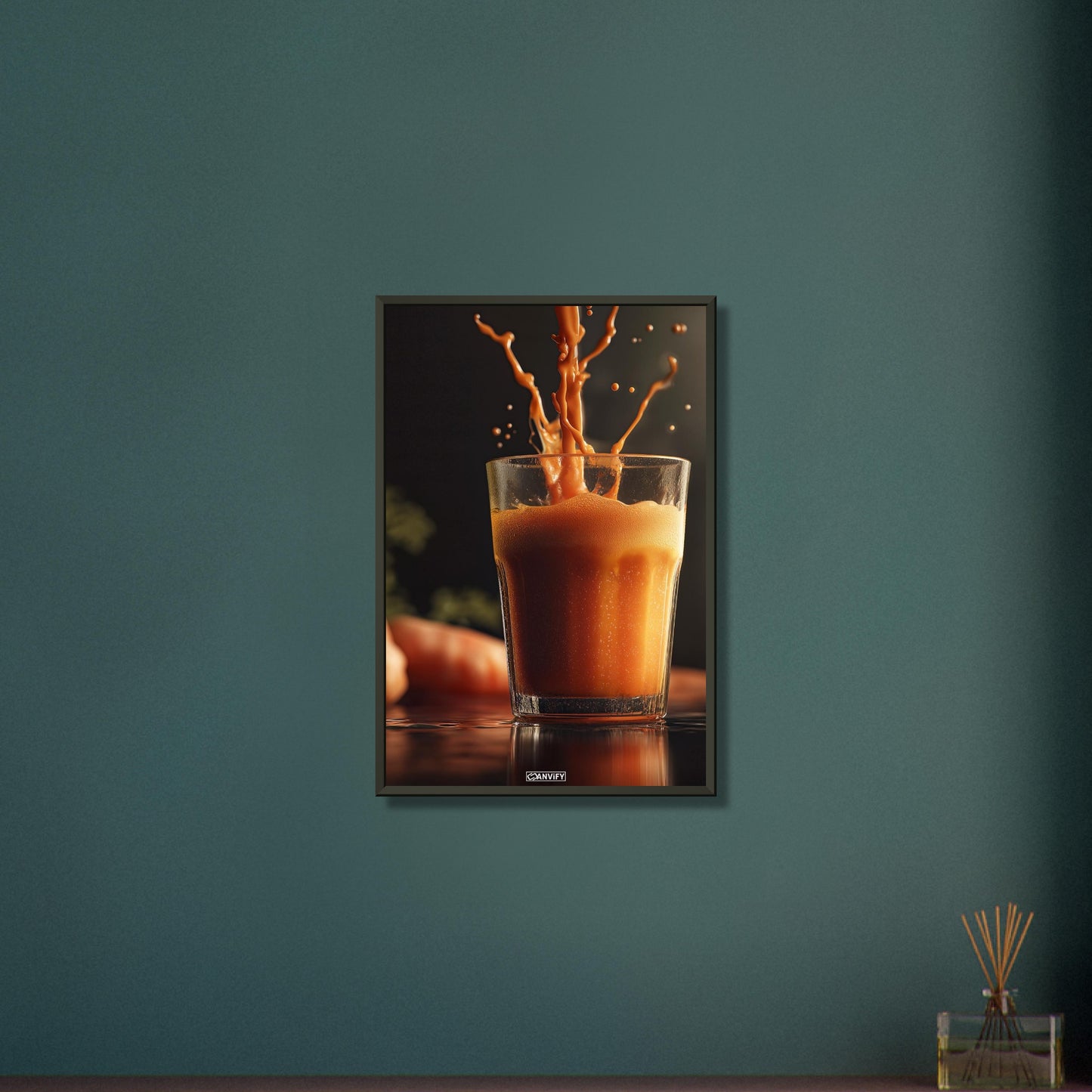 Frisch gepresster Karottensaft auf einem Poster im Metallrahmen