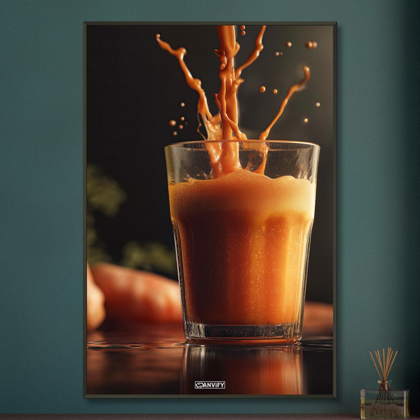 Frisch gepresster Karottensaft auf einem Poster im Metallrahmen