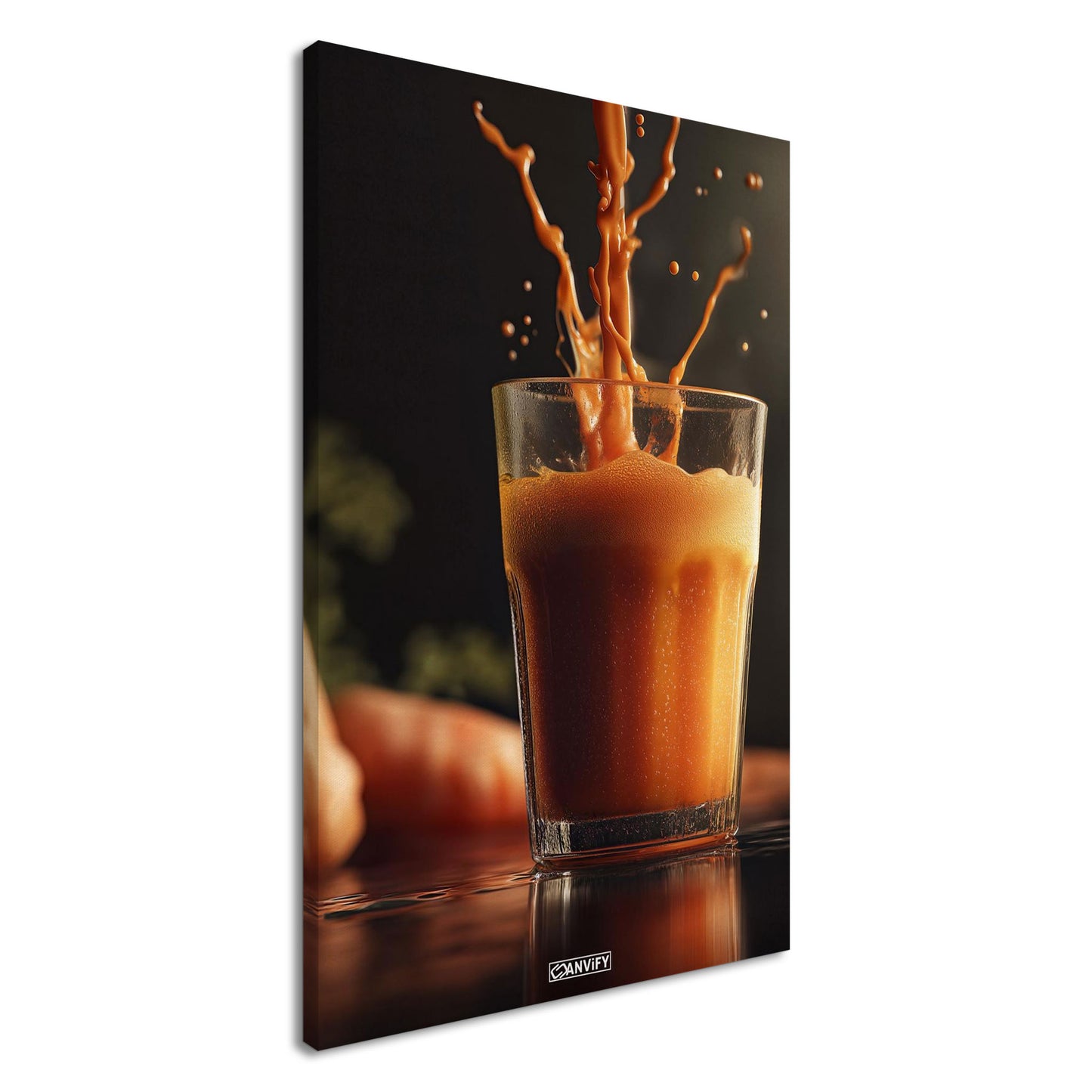 Frisch gepresster Karottensaft auf einer Leinwand