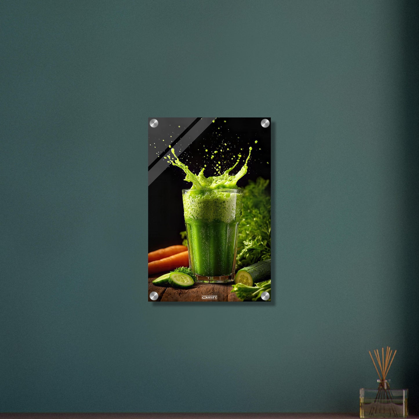 Grüner Saft aus Gurken, Karotten, Spinat und Petersilie auf einem Acrylbild