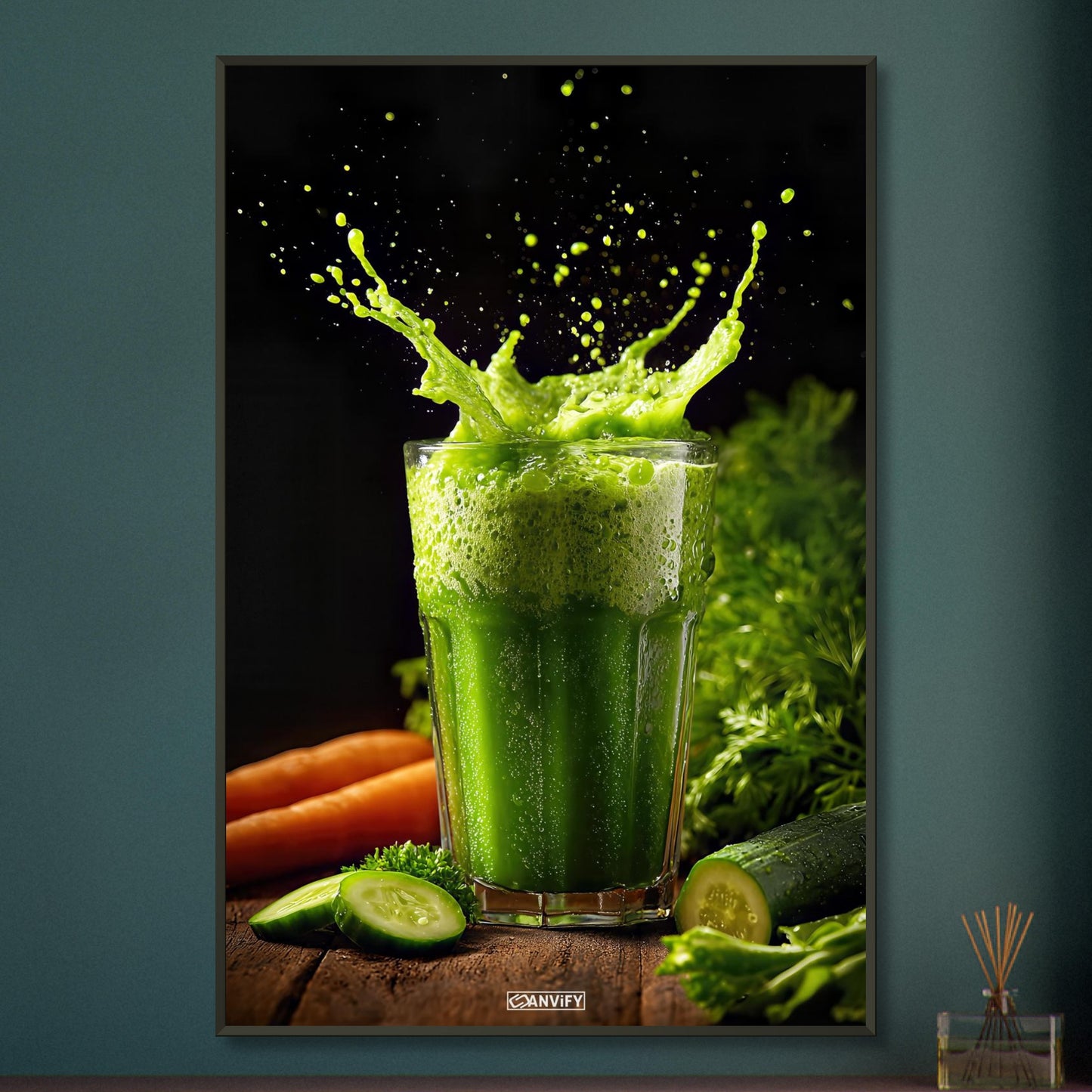 Grüner Saft aus Gurken, Karotten, Spinat und Petersilie auf einem Poster im Metallrahmen