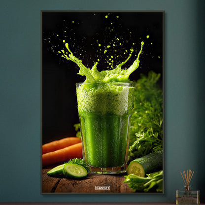 Grüner Saft aus Gurken, Karotten, Spinat und Petersilie auf einem Poster im Metallrahmen