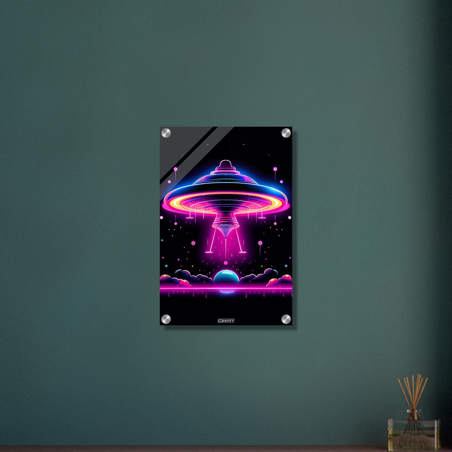 UFO im einfachen Retrodesign in den Farben Blau, Lila und Pink auf einem Acrylbild