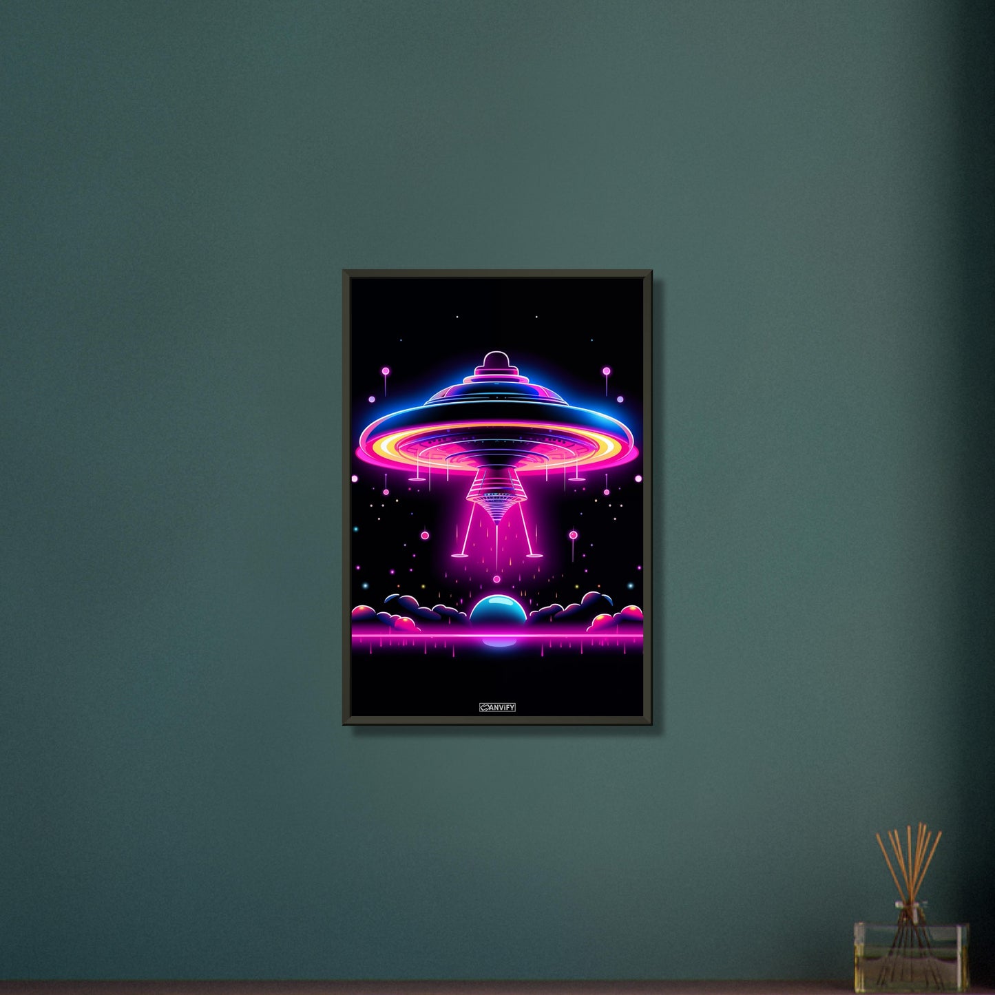 UFO im einfachen Retrodesign in den Farben Blau, Lila und Pink auf einem Poster im Metallrahmen