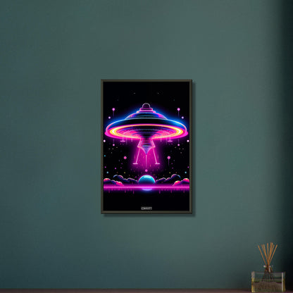 UFO im einfachen Retrodesign in den Farben Blau, Lila und Pink auf einem Poster im Metallrahmen