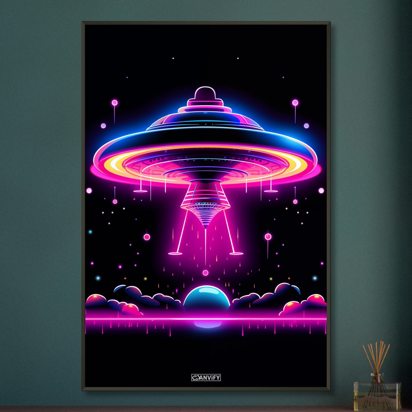 UFO im einfachen Retrodesign in den Farben Blau, Lila und Pink auf einem Poster im Metallrahmen