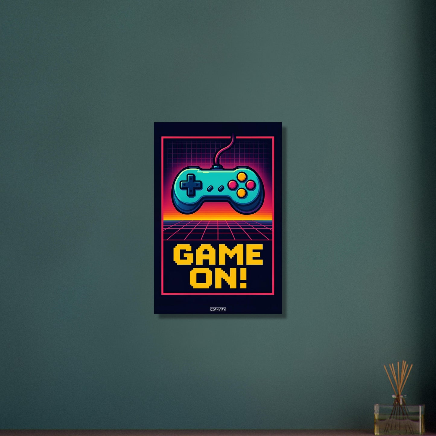 Retro-Spielecontroller mit dem Schriftzug 'Game On!' im Pixel-Art-Stil auf Aluminium