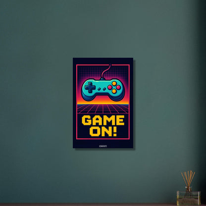 Retro-Spielecontroller mit dem Schriftzug 'Game On!' im Pixel-Art-Stil auf Aluminium
