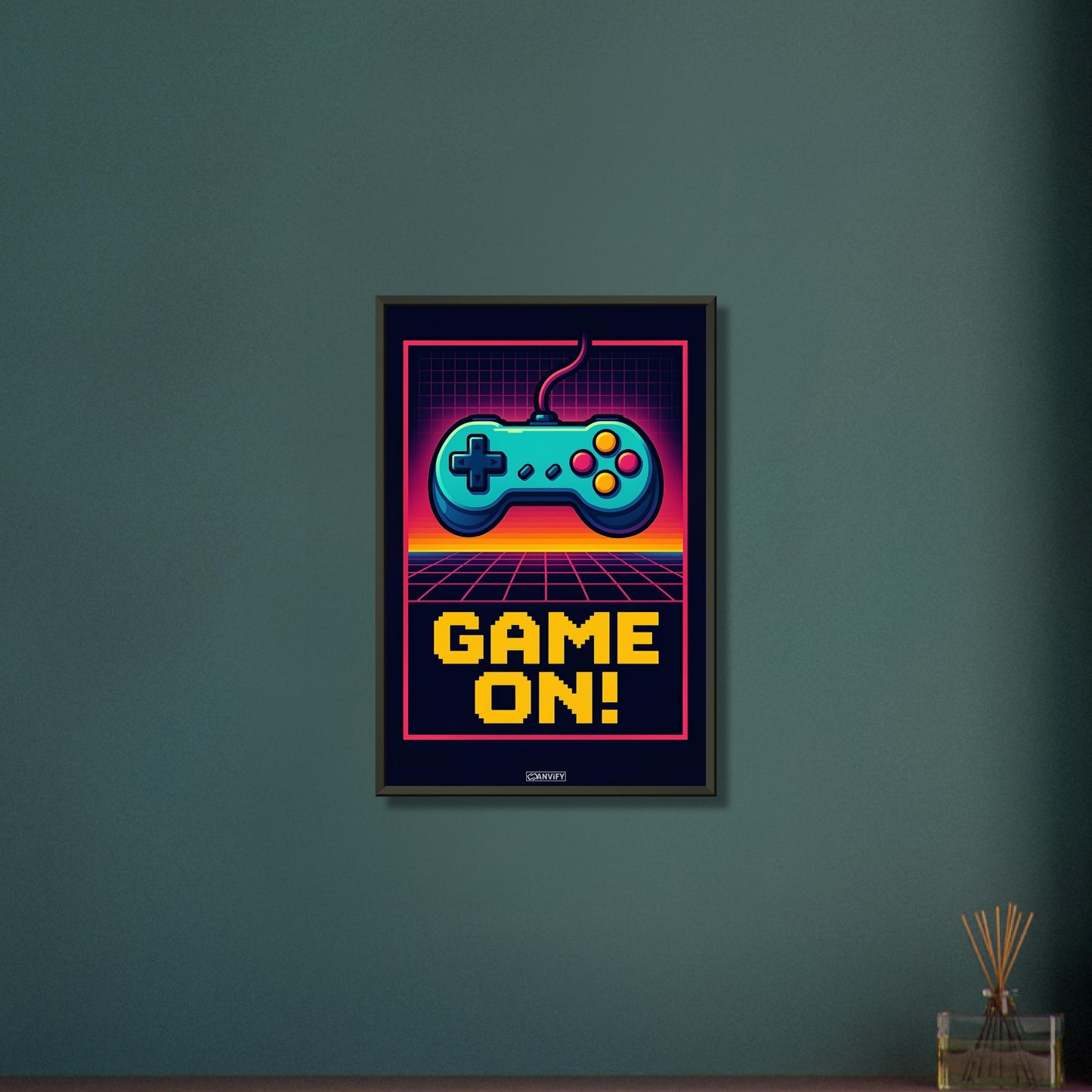 Retro-Spielecontroller mit dem Schriftzug 'Game On!' im Pixel-Art-Stil auf einem Poster im Metallrahmen