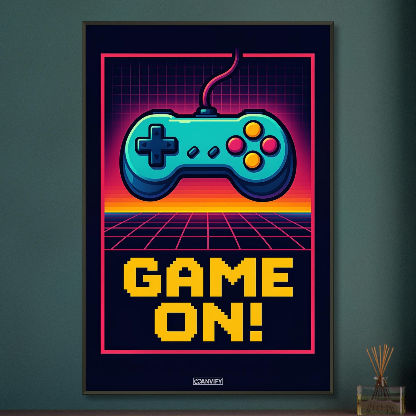 Retro-Spielecontroller mit dem Schriftzug 'Game On!' im Pixel-Art-Stil auf einem Poster im Metallrahmen